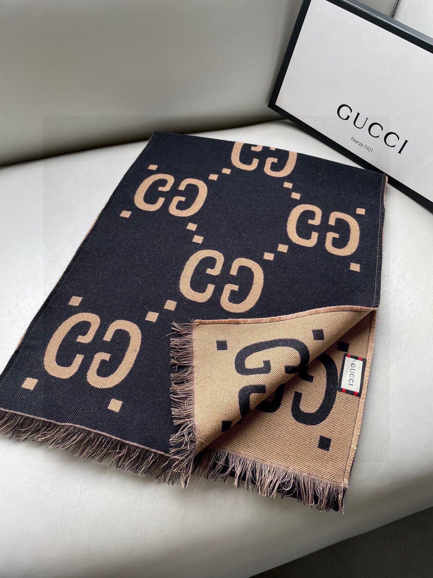 古奇重磅推荐❗️细节GG标识作为Gucci颇具代表性的传统精髓，始终与系列密不可分，以饱含新意的现代方式