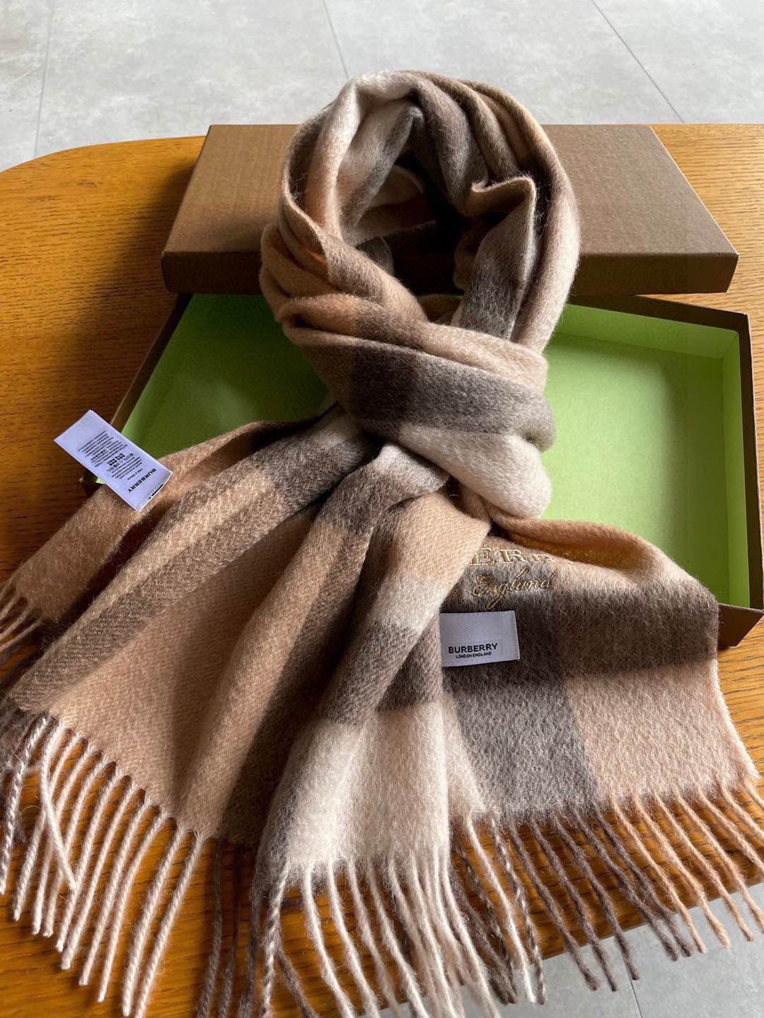 回货❗️巴宝莉Bur羊绒格子好看的要疯掉了，太有型太有魅力了！！！非常斯文时尚的秋冬单品！真的很喜欢，非