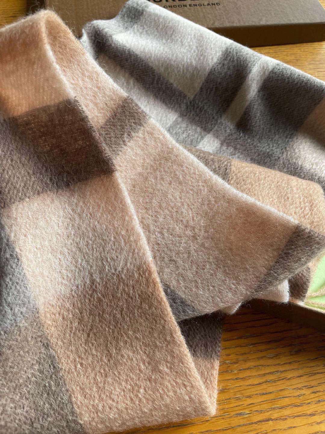 回货❗️巴宝莉Bur羊绒格子好看的要疯掉了，太有型太有魅力了！！！非常斯文时尚的秋冬单品！真的很喜欢，非