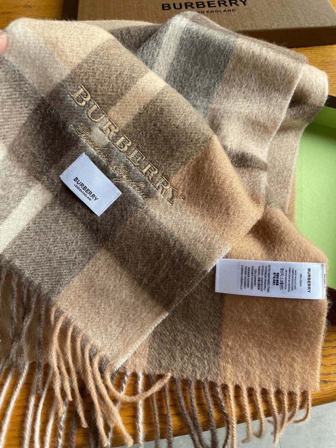 回货❗️巴宝莉Bur羊绒格子好看的要疯掉了，太有型太有魅力了！！！非常斯文时尚的秋冬单品！真的很喜欢，非