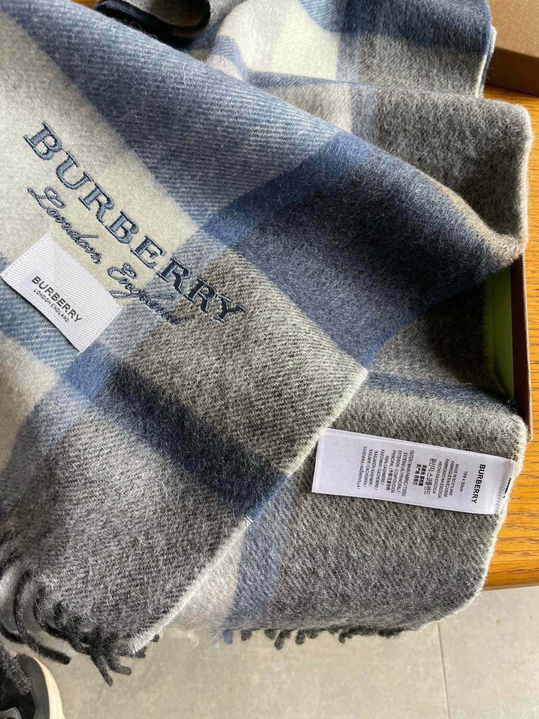 回货❗️巴宝莉Bur羊绒格子好看的要疯掉了，太有型太有魅力了！！！非常斯文时尚的秋冬单品！真的很喜欢，非