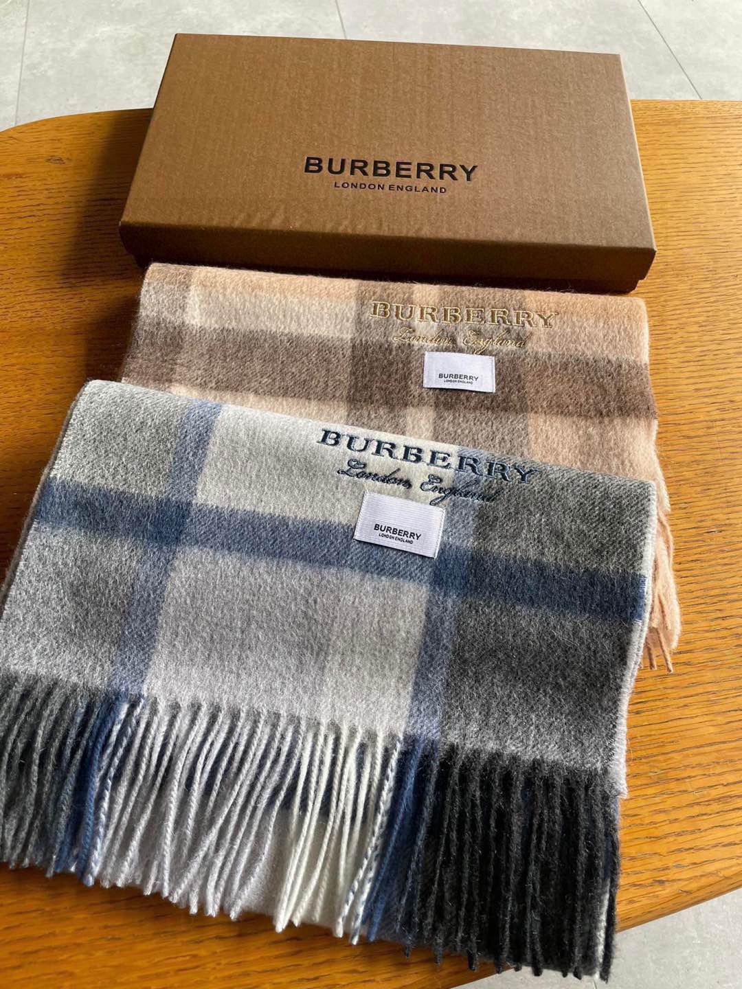 回货❗️巴宝莉Bur羊绒格子好看的要疯掉了，太有型太有魅力了！！！非常斯文时尚的秋冬单品！真的很喜欢，非