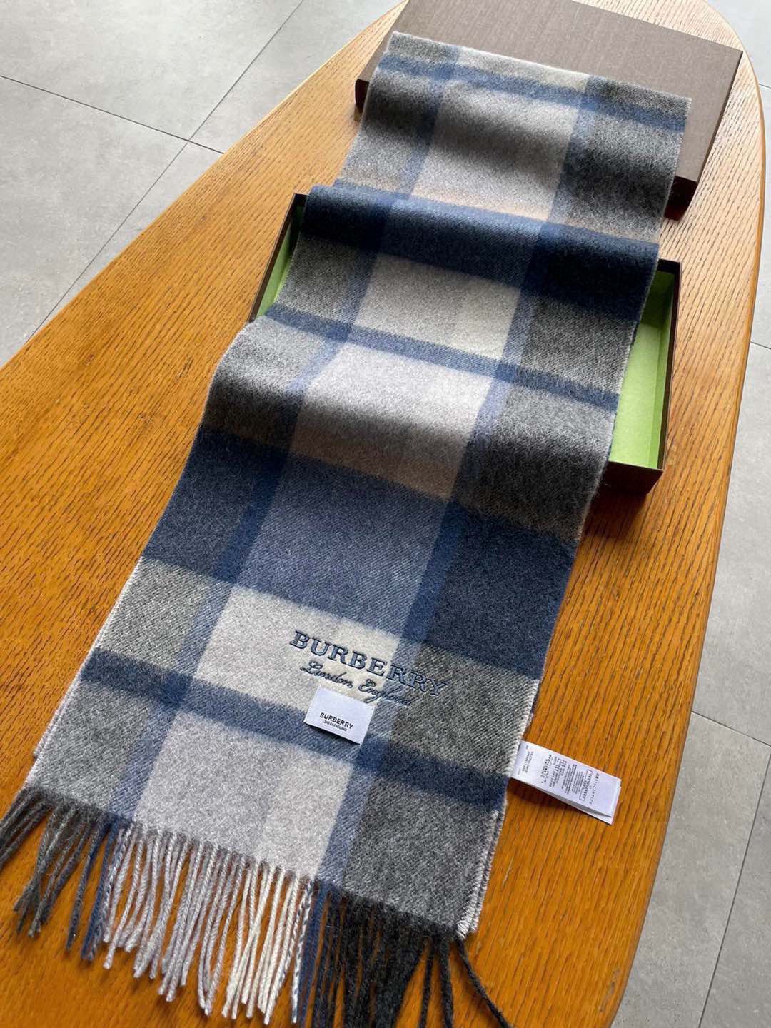 回货❗️巴宝莉Bur羊绒格子好看的要疯掉了，太有型太有魅力了！！！非常斯文时尚的秋冬单品！真的很喜欢，非