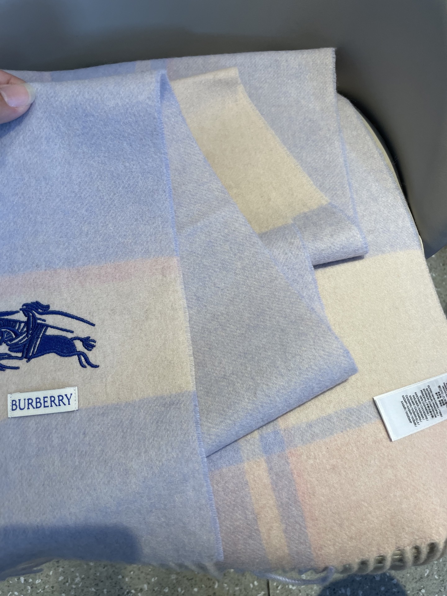 新款巴宝莉Bur羊绒格子好看的要疯掉了，太有型太有魅力了！！！非常斯文时尚的秋冬单品！真的很喜欢，非常C