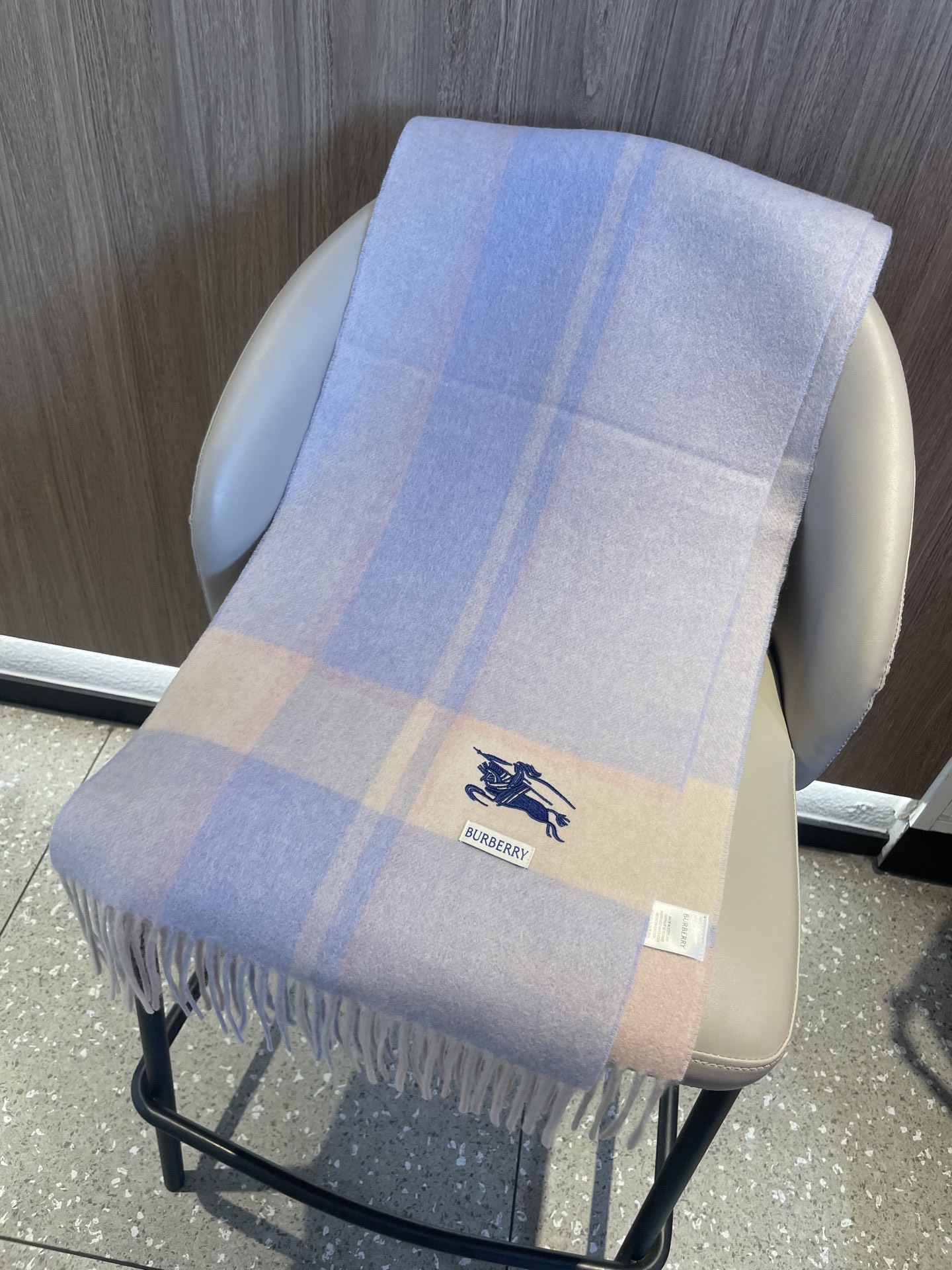 新款巴宝莉Bur羊绒格子好看的要疯掉了，太有型太有魅力了！！！非常斯文时尚的秋冬单品！真的很喜欢，非常C