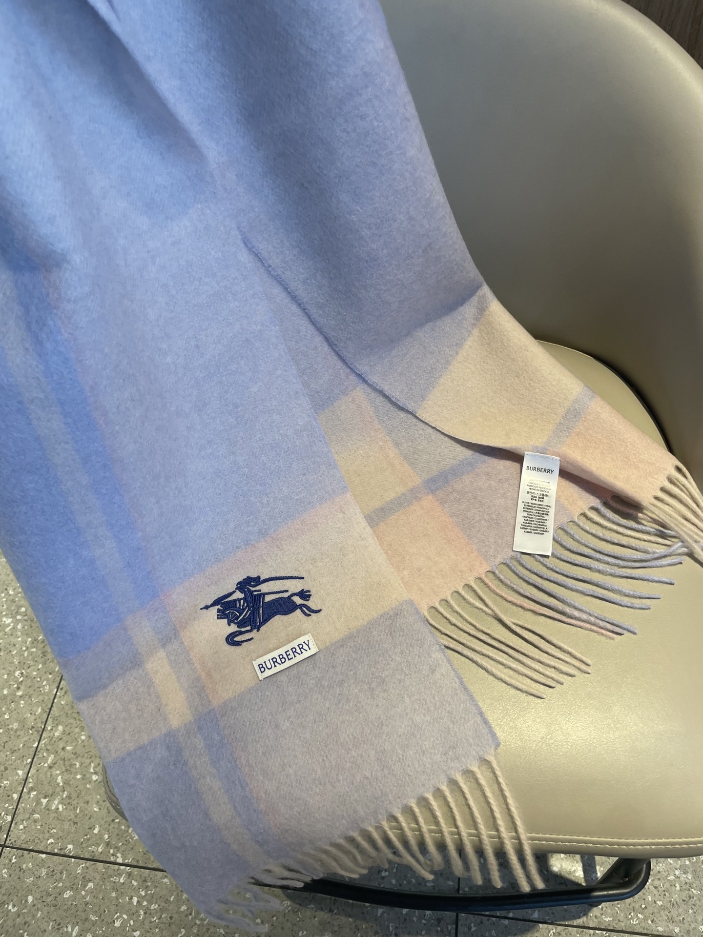 新款巴宝莉Bur羊绒格子好看的要疯掉了，太有型太有魅力了！！！非常斯文时尚的秋冬单品！真的很喜欢，非常C