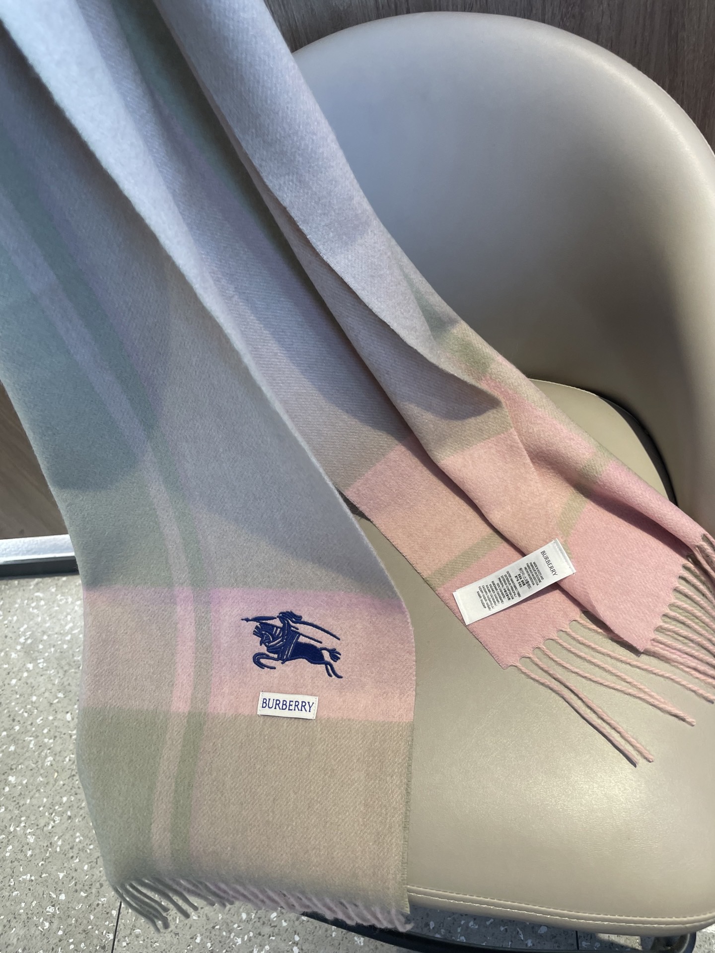 新款巴宝莉Bur羊绒格子好看的要疯掉了，太有型太有魅力了！！！非常斯文时尚的秋冬单品！真的很喜欢，非常C