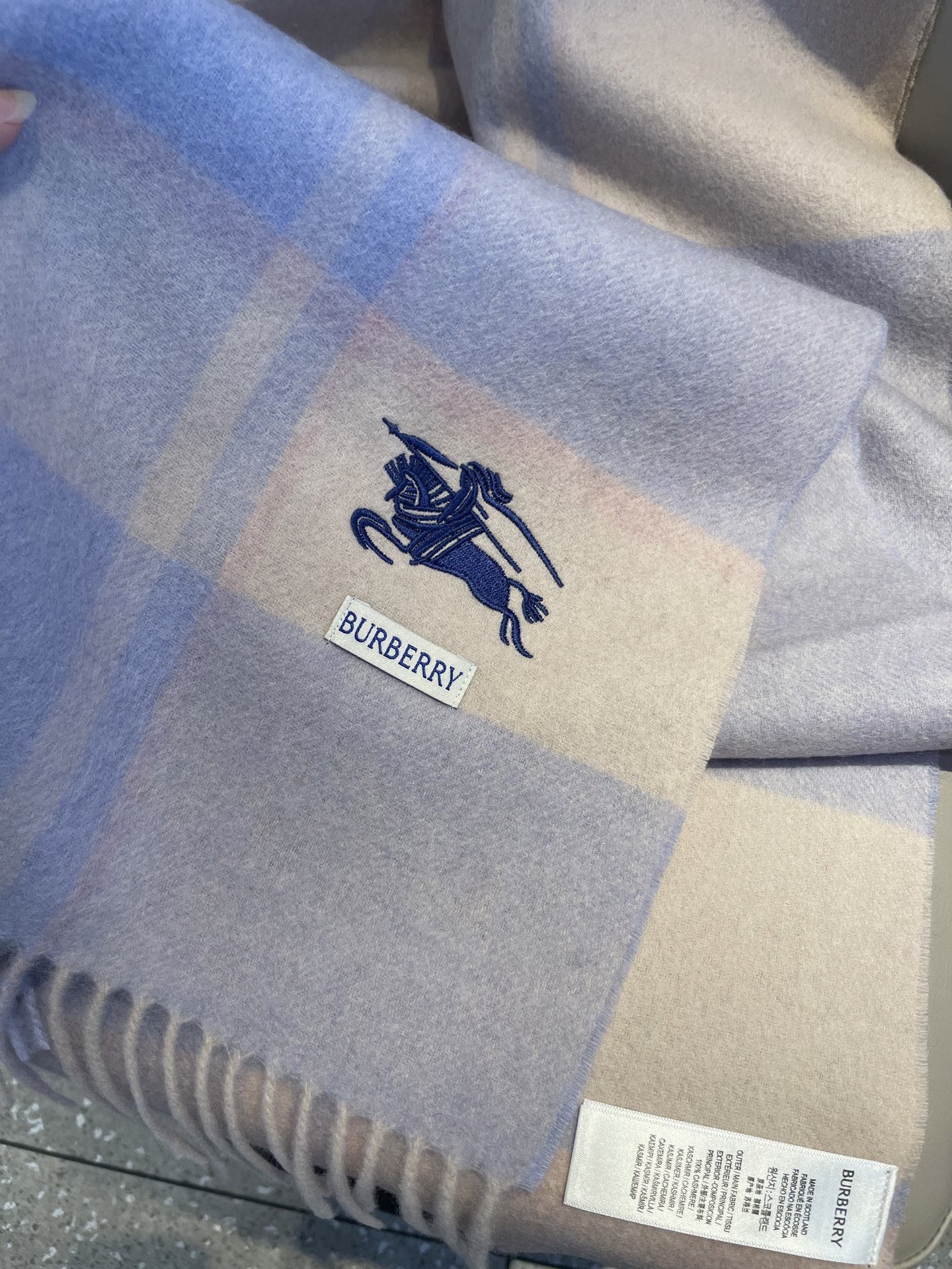 新款巴宝莉Bur羊绒格子好看的要疯掉了，太有型太有魅力了！！！非常斯文时尚的秋冬单品！真的很喜欢，非常C