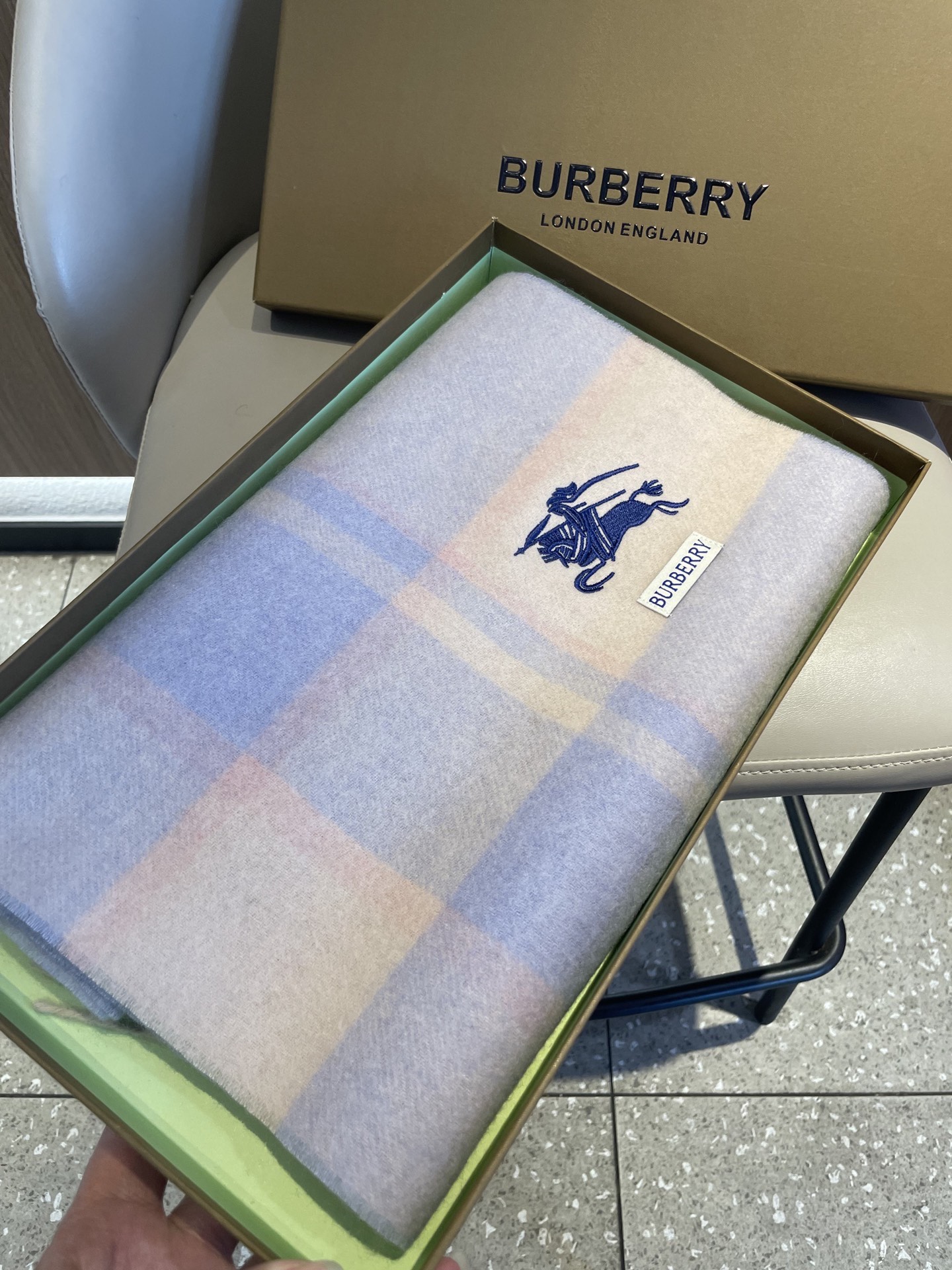 新款巴宝莉Bur羊绒格子好看的要疯掉了，太有型太有魅力了！！！非常斯文时尚的秋冬单品！真的很喜欢，非常C