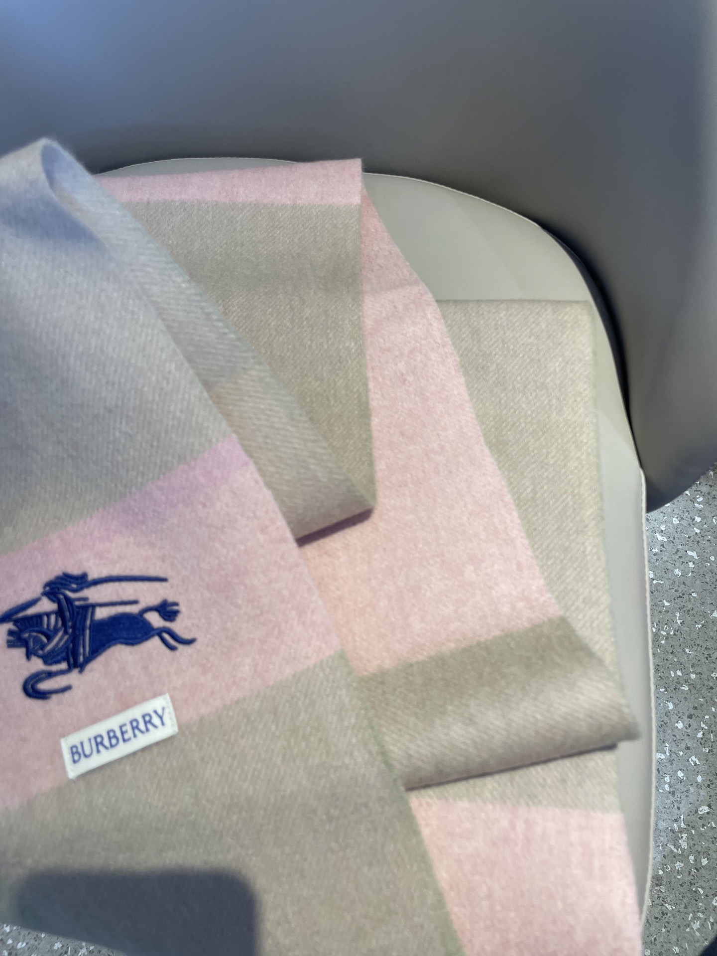 新款巴宝莉Bur羊绒格子好看的要疯掉了，太有型太有魅力了！！！非常斯文时尚的秋冬单品！真的很喜欢，非常C