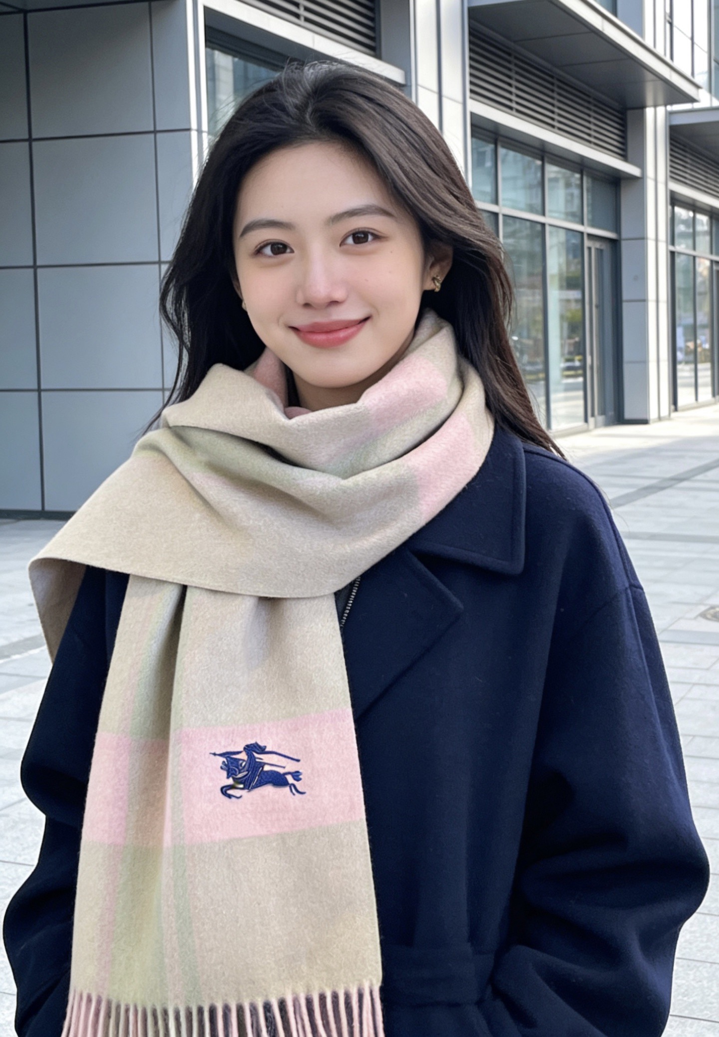 新款巴宝莉Bur羊绒格子好看的要疯掉了，太有型太有魅力了！！！非常斯文时尚的秋冬单品！真的很喜欢，非常C