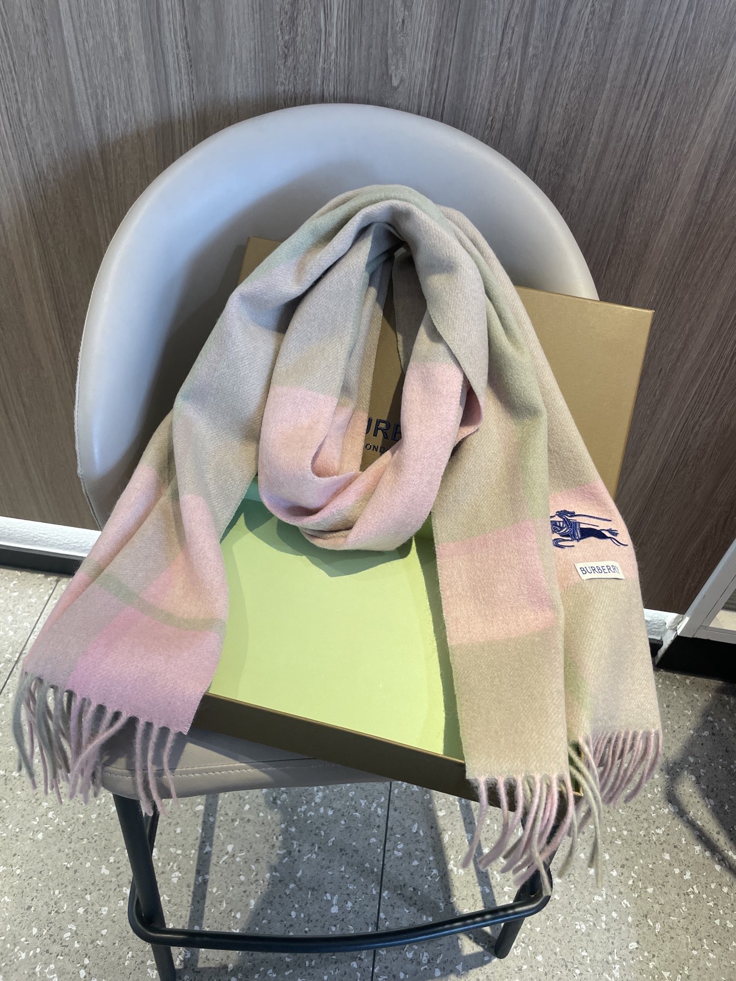 新款巴宝莉Bur羊绒格子好看的要疯掉了，太有型太有魅力了！！！非常斯文时尚的秋冬单品！真的很喜欢，非常C