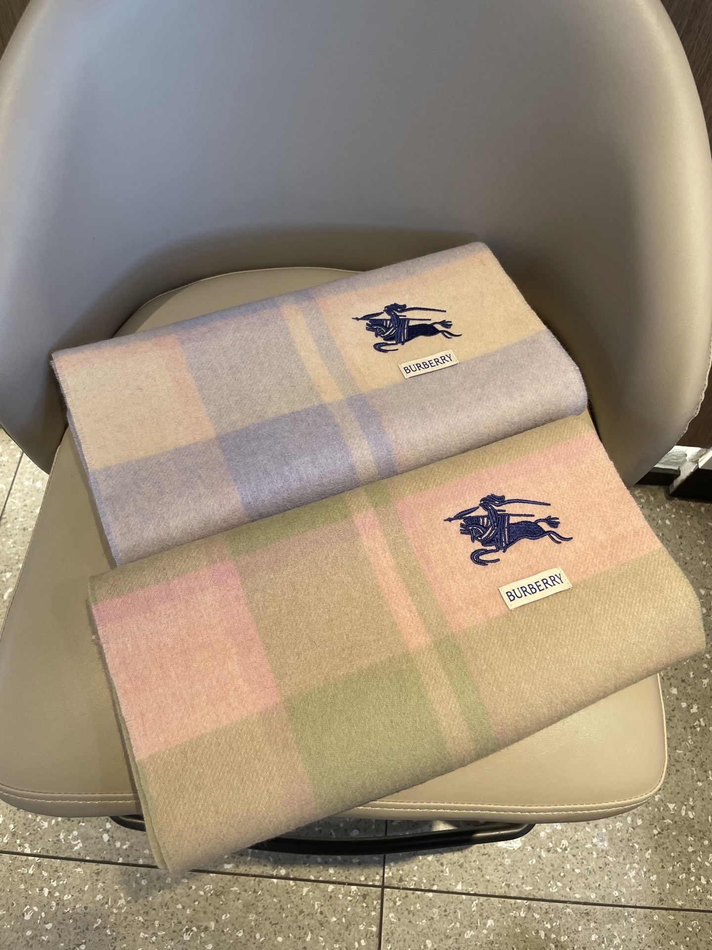 新款巴宝莉Bur羊绒格子好看的要疯掉了，太有型太有魅力了！！！非常斯文时尚的秋冬单品！真的很喜欢，非常C