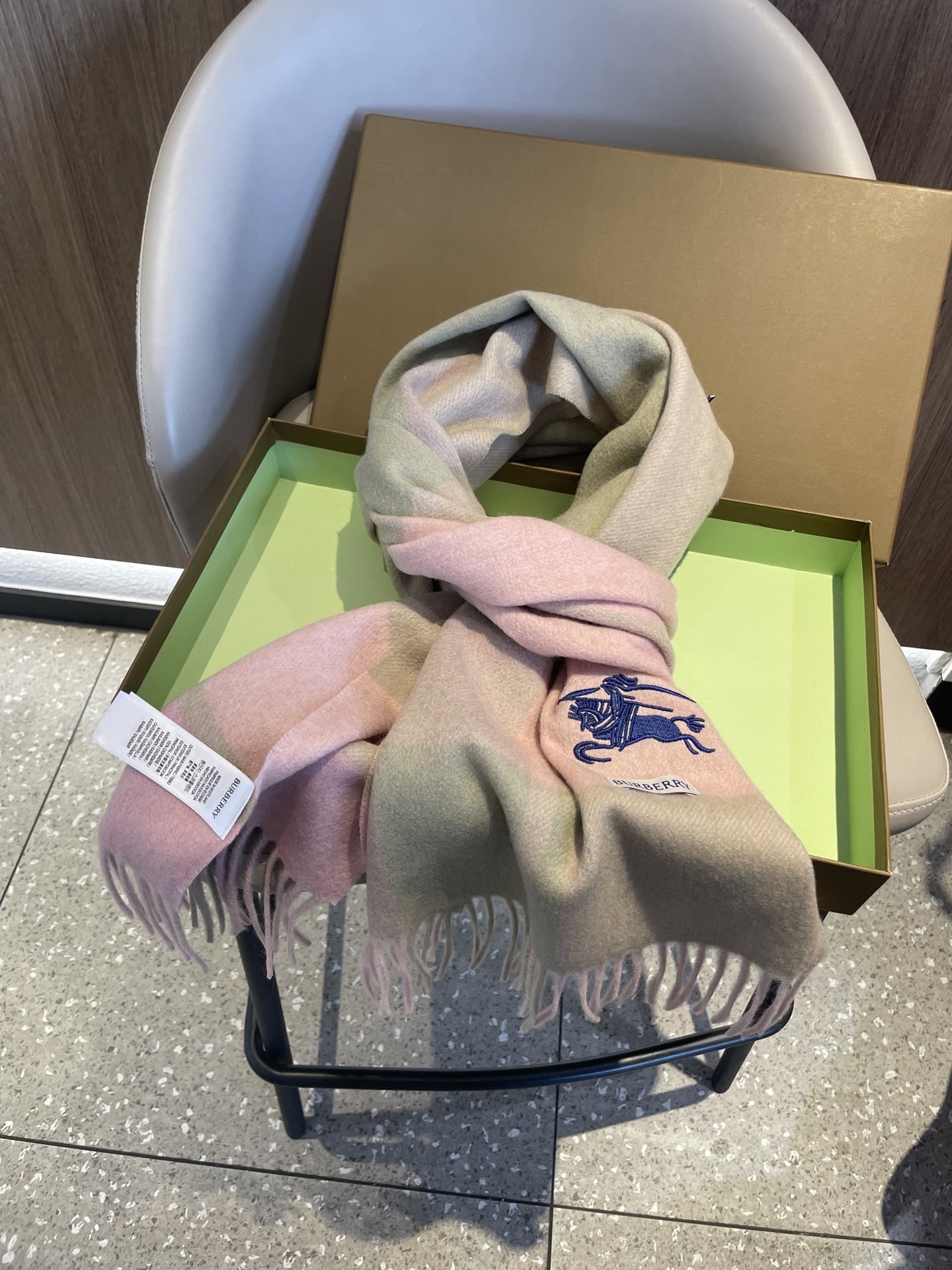 新款巴宝莉Bur羊绒格子好看的要疯掉了，太有型太有魅力了！！！非常斯文时尚的秋冬单品！真的很喜欢，非常C