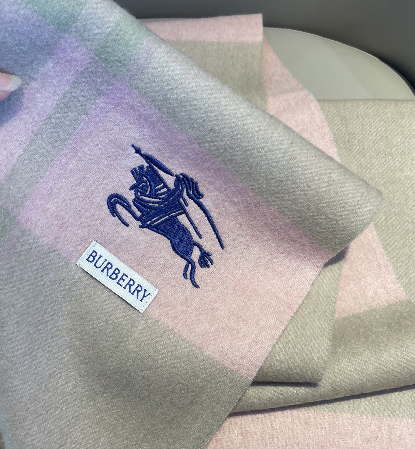 新款巴宝莉Bur羊绒格子好看的要疯掉了，太有型太有魅力了！！！非常斯文时尚的秋冬单品！真的很喜欢，非常C