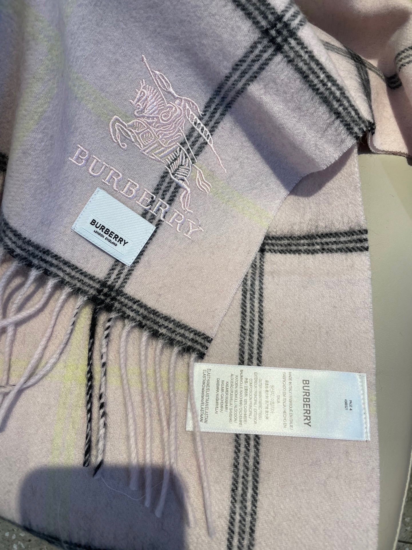 新款巴宝莉男士女士格子高级货❗️ 顶级出口尾单战马刺绣👍货不多，下手一定要快，真心美的让人非常非常心动 