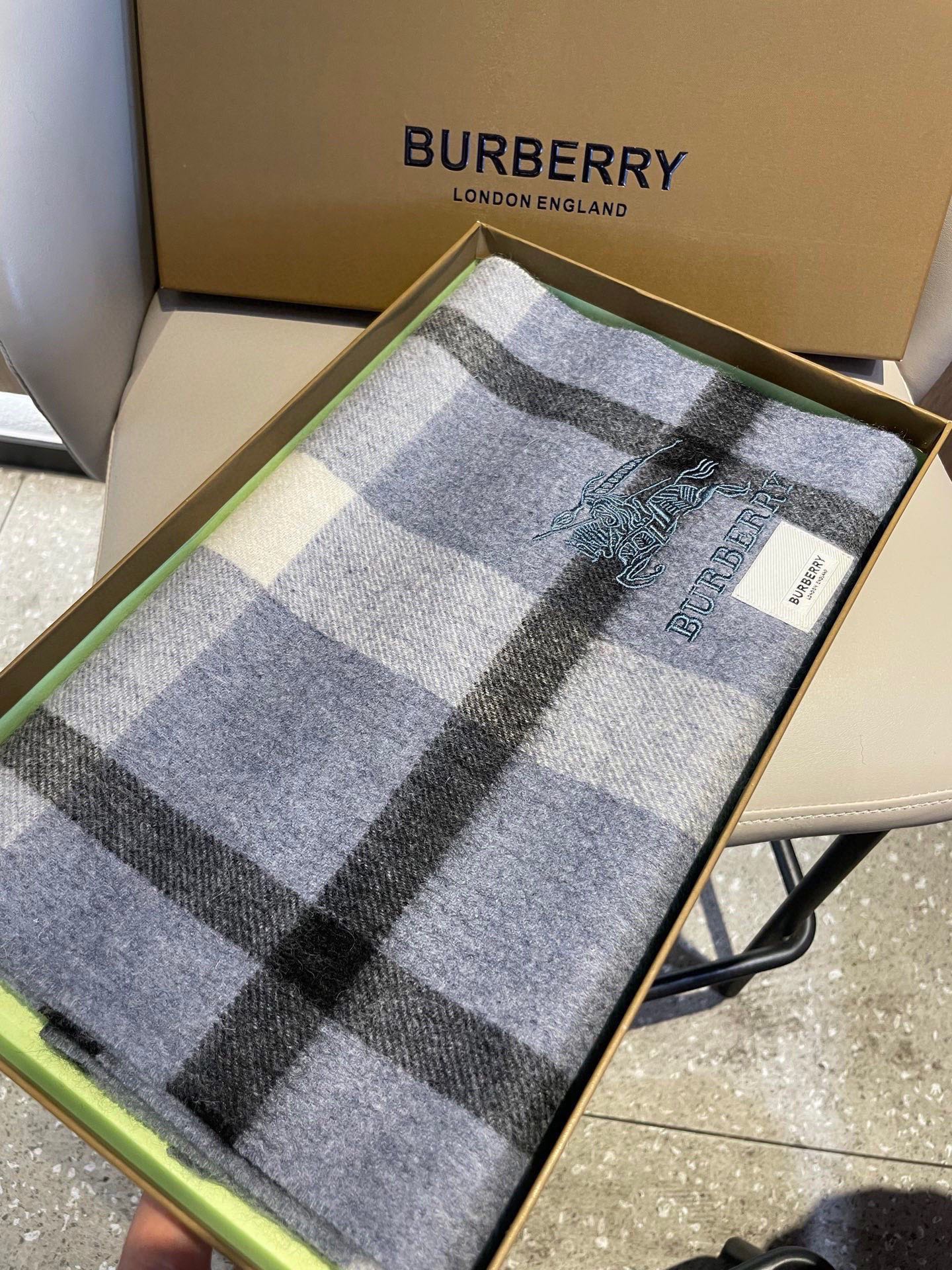 新款巴宝莉男士女士格子高级货❗️ 顶级出口尾单战马刺绣👍货不多，下手一定要快，真心美的让人非常非常心动 