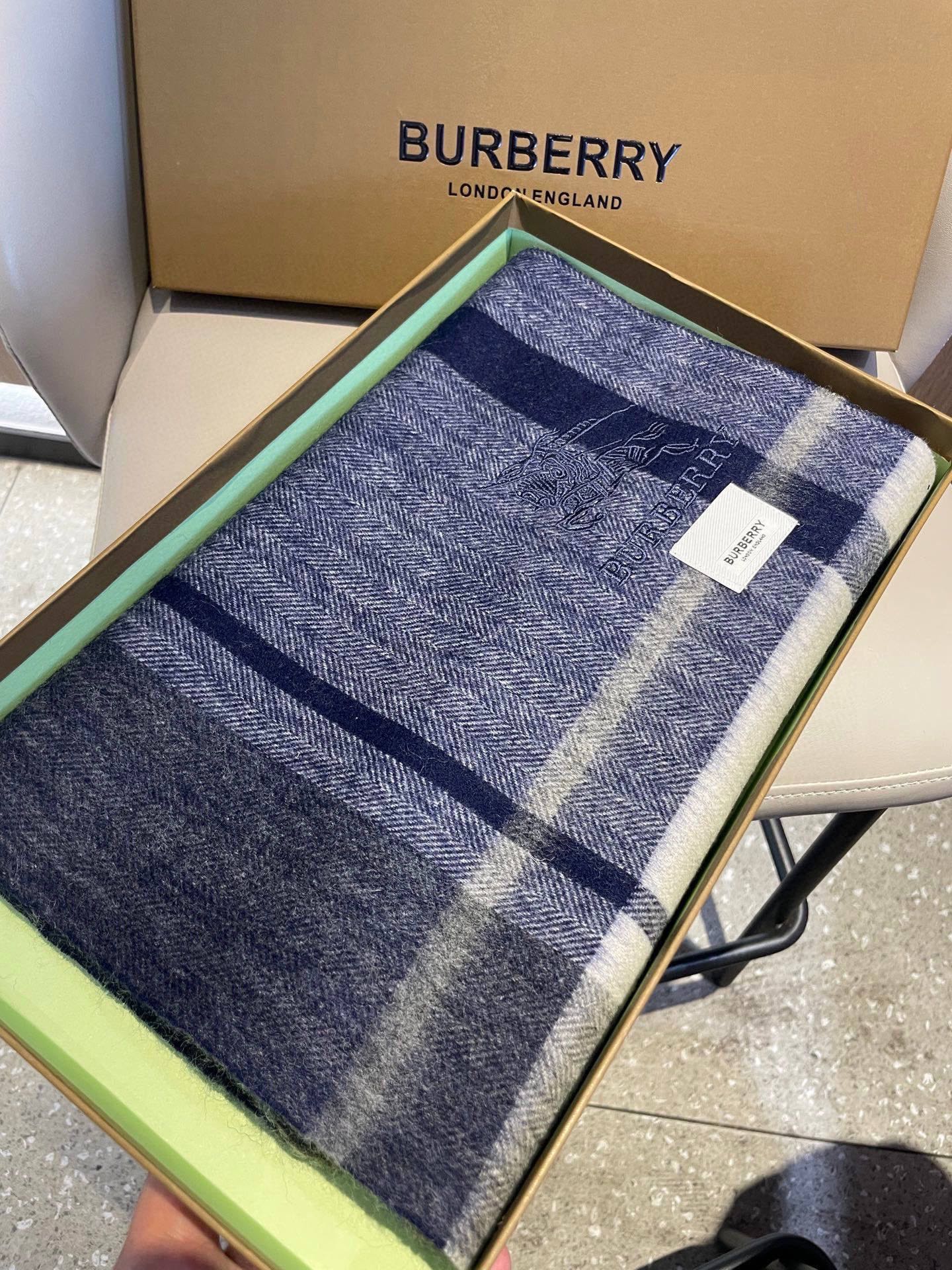 新款巴宝莉男士女士格子高级货❗️ 顶级出口尾单战马刺绣👍货不多，下手一定要快，真心美的让人非常非常心动 