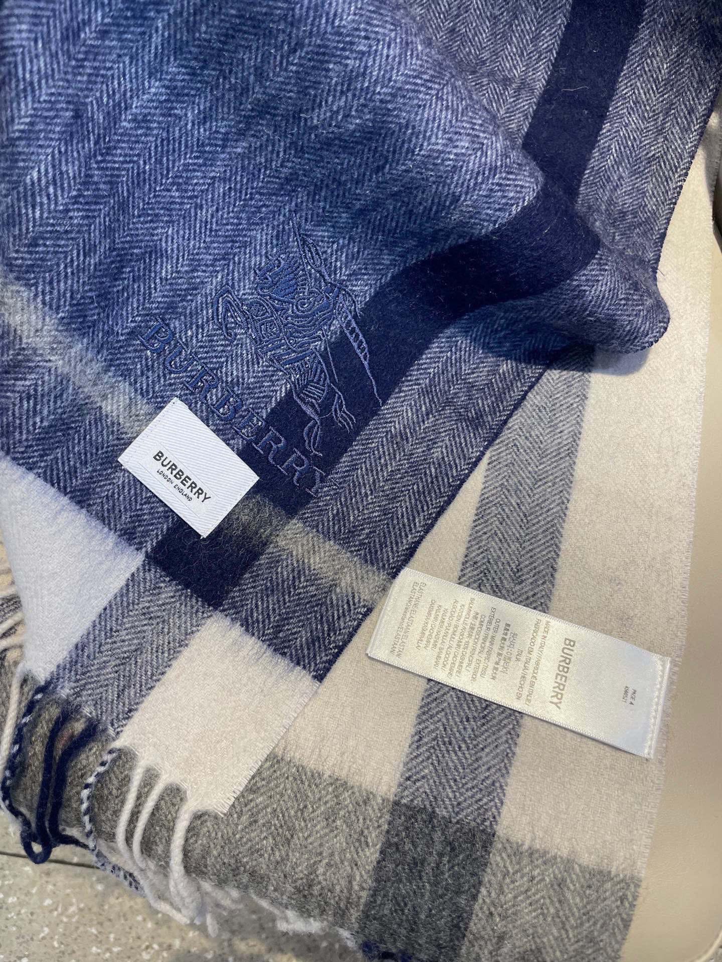 新款巴宝莉男士女士格子高级货❗️ 顶级出口尾单战马刺绣👍货不多，下手一定要快，真心美的让人非常非常心动 