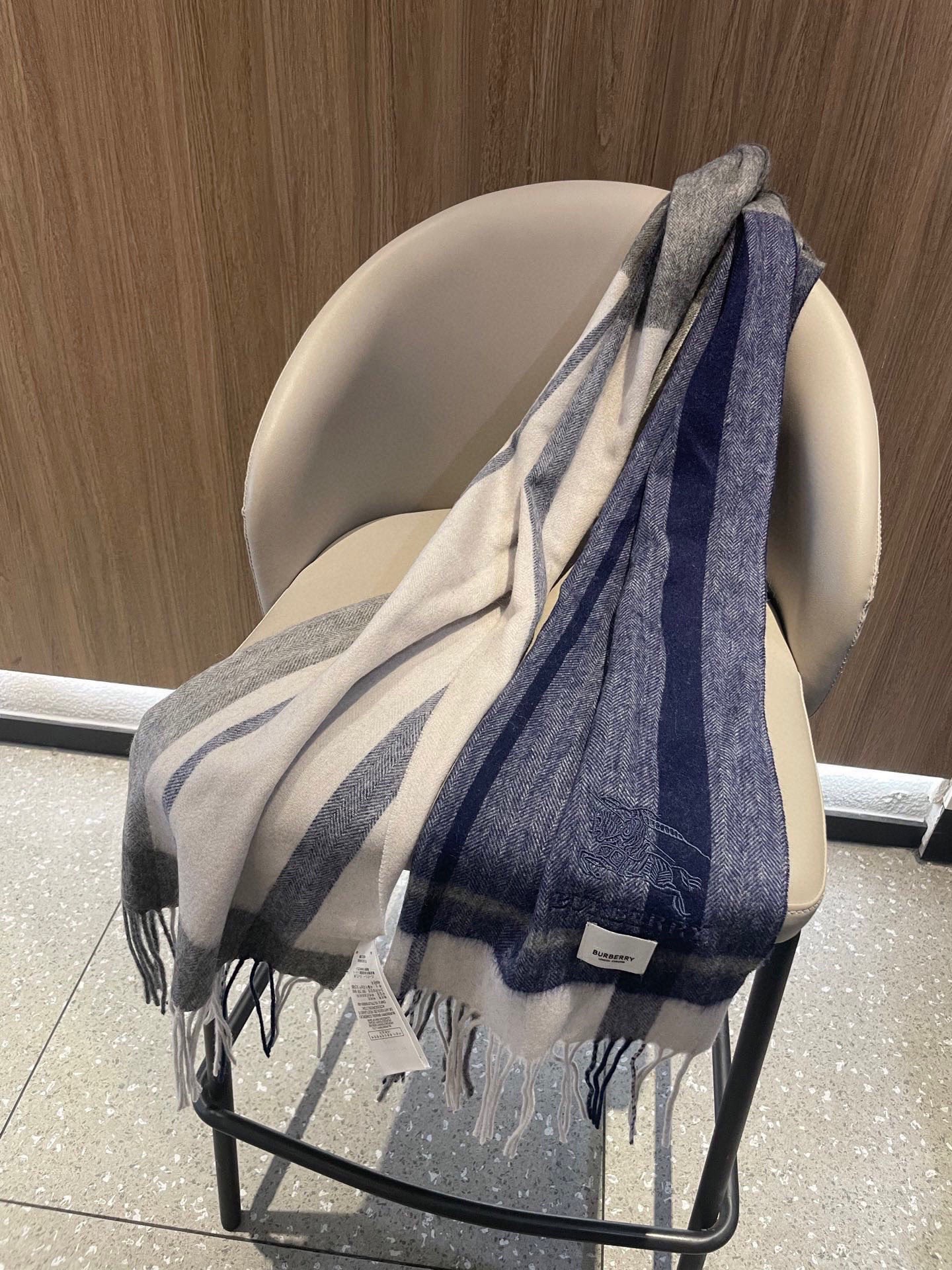 新款巴宝莉男士女士格子高级货❗️ 顶级出口尾单战马刺绣👍货不多，下手一定要快，真心美的让人非常非常心动 