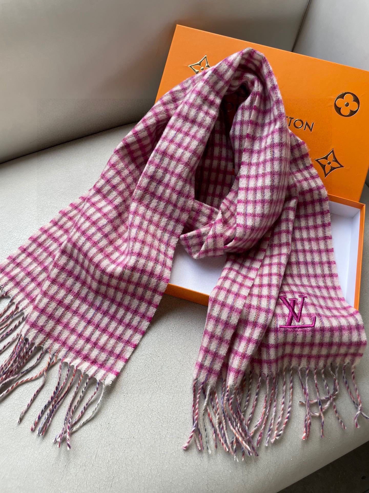 。LV格子刺绣🪡最新款💥 羊绒材质。非常保暖👑 柔软亲肤，不扎脖😍经典围巾设计😘男女通用情侣款💑💐尺寸3