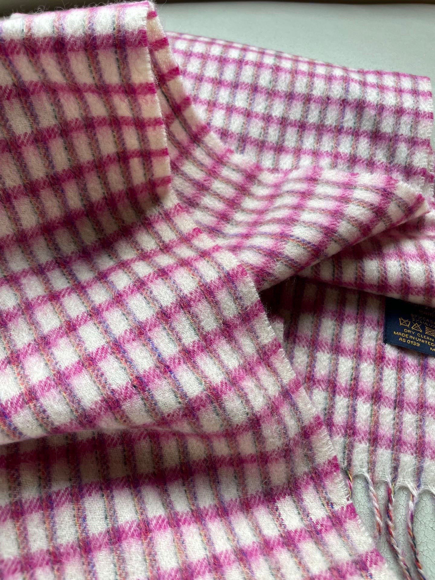 。LV格子刺绣🪡最新款💥 羊绒材质。非常保暖👑 柔软亲肤，不扎脖😍经典围巾设计😘男女通用情侣款💑💐尺寸3