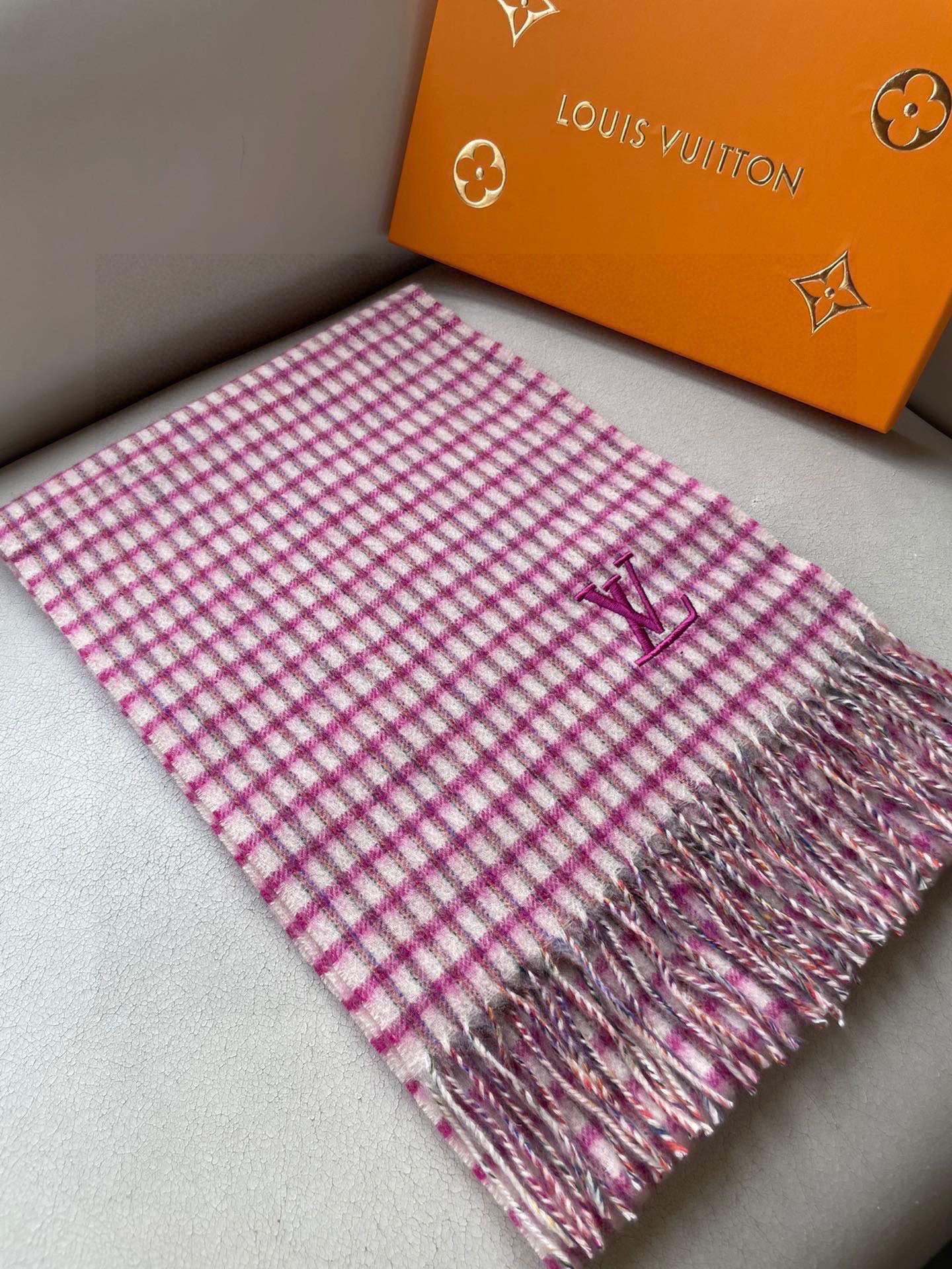。LV格子刺绣🪡最新款💥 羊绒材质。非常保暖👑 柔软亲肤，不扎脖😍经典围巾设计😘男女通用情侣款💑💐尺寸3