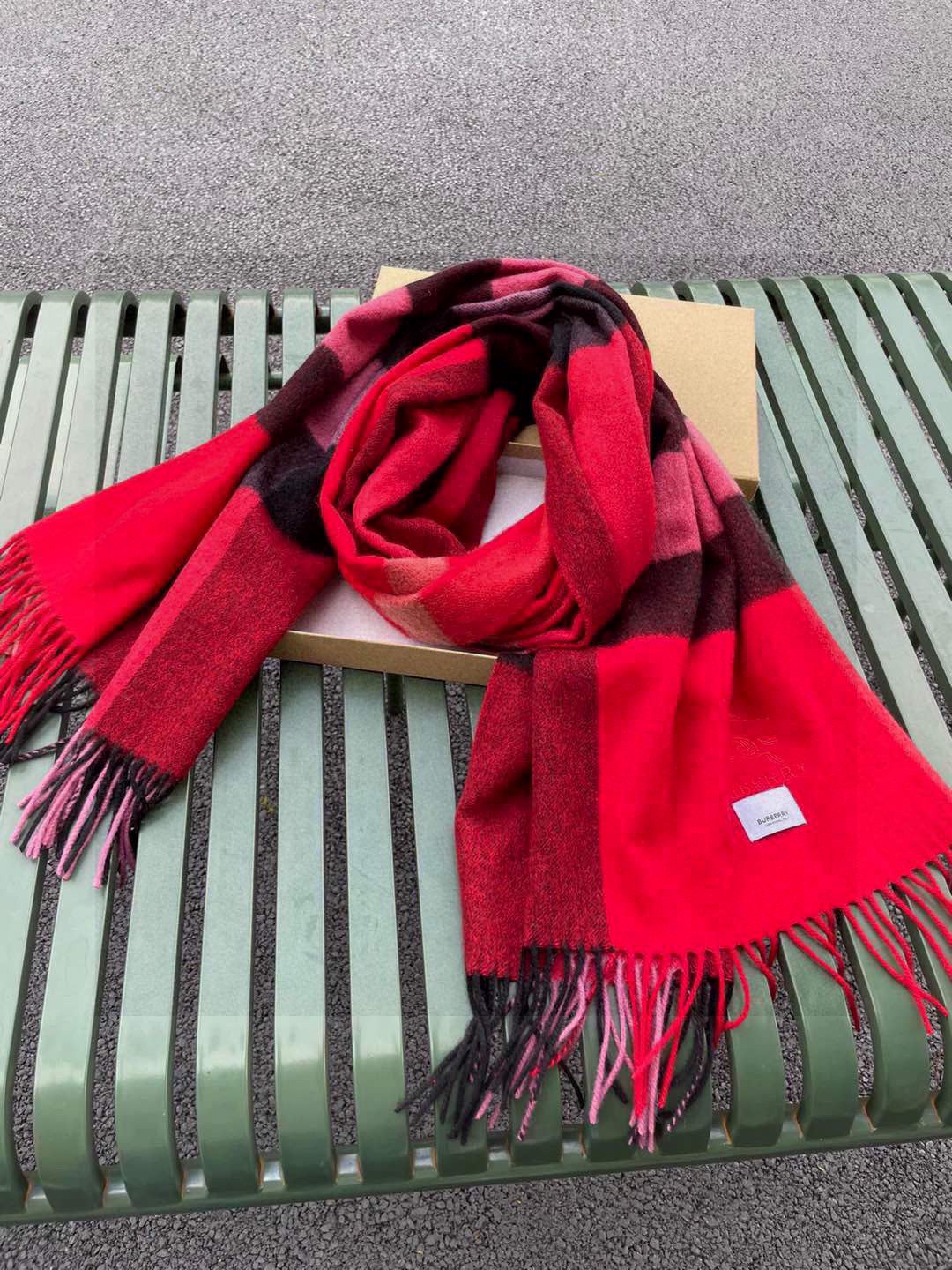 ☀️巴宝莉经典格子万年款，bbr战马刺绣🪡经典【大格披肩】品质手感好到不行‼️100%羊羔绒♨️高尖端产