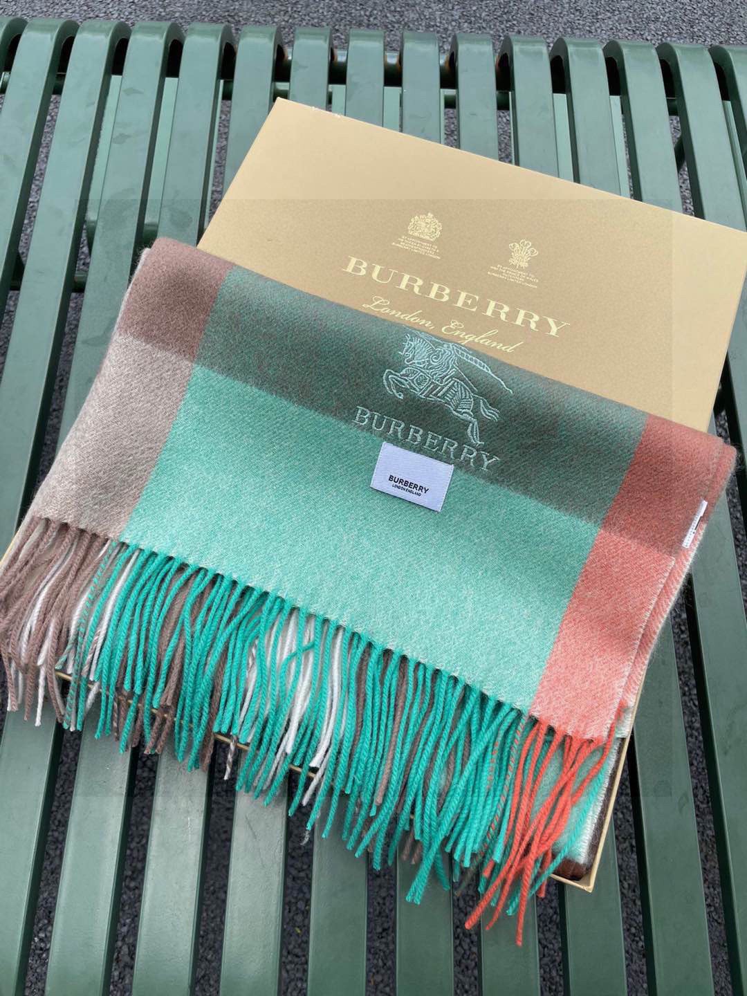 ☀️巴宝莉经典格子万年款，bbr战马刺绣🪡经典【大格披肩】品质手感好到不行‼️100%羊羔绒♨️高尖端产