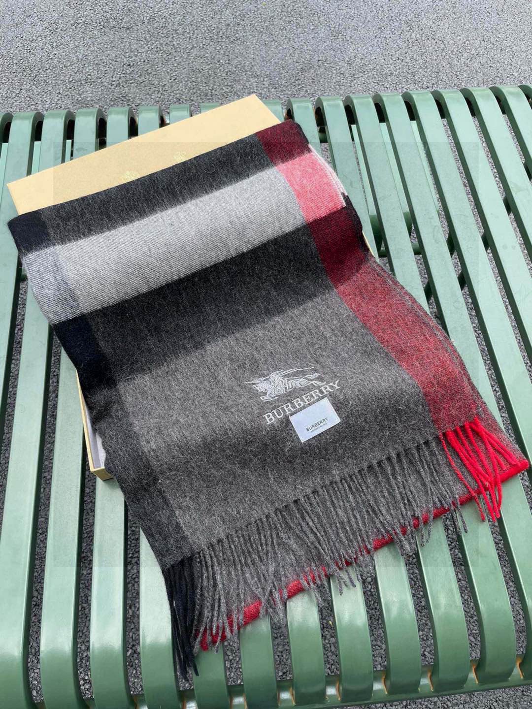 ☀️巴宝莉经典格子万年款，bbr战马刺绣🪡经典【大格披肩】品质手感好到不行‼️100%羊羔绒♨️高尖端产