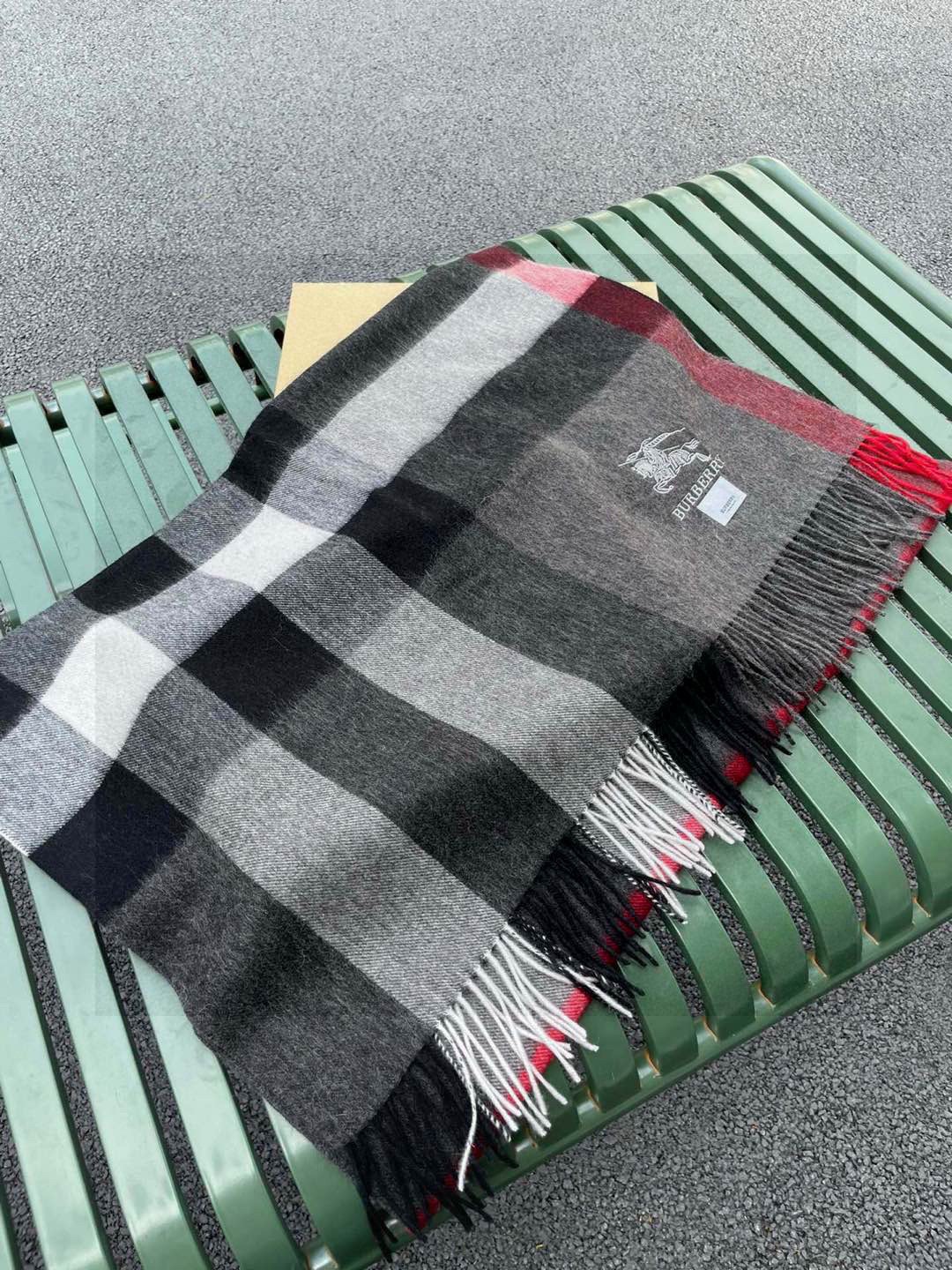 ☀️巴宝莉经典格子万年款，bbr战马刺绣🪡经典【大格披肩】品质手感好到不行‼️100%羊羔绒♨️高尖端产