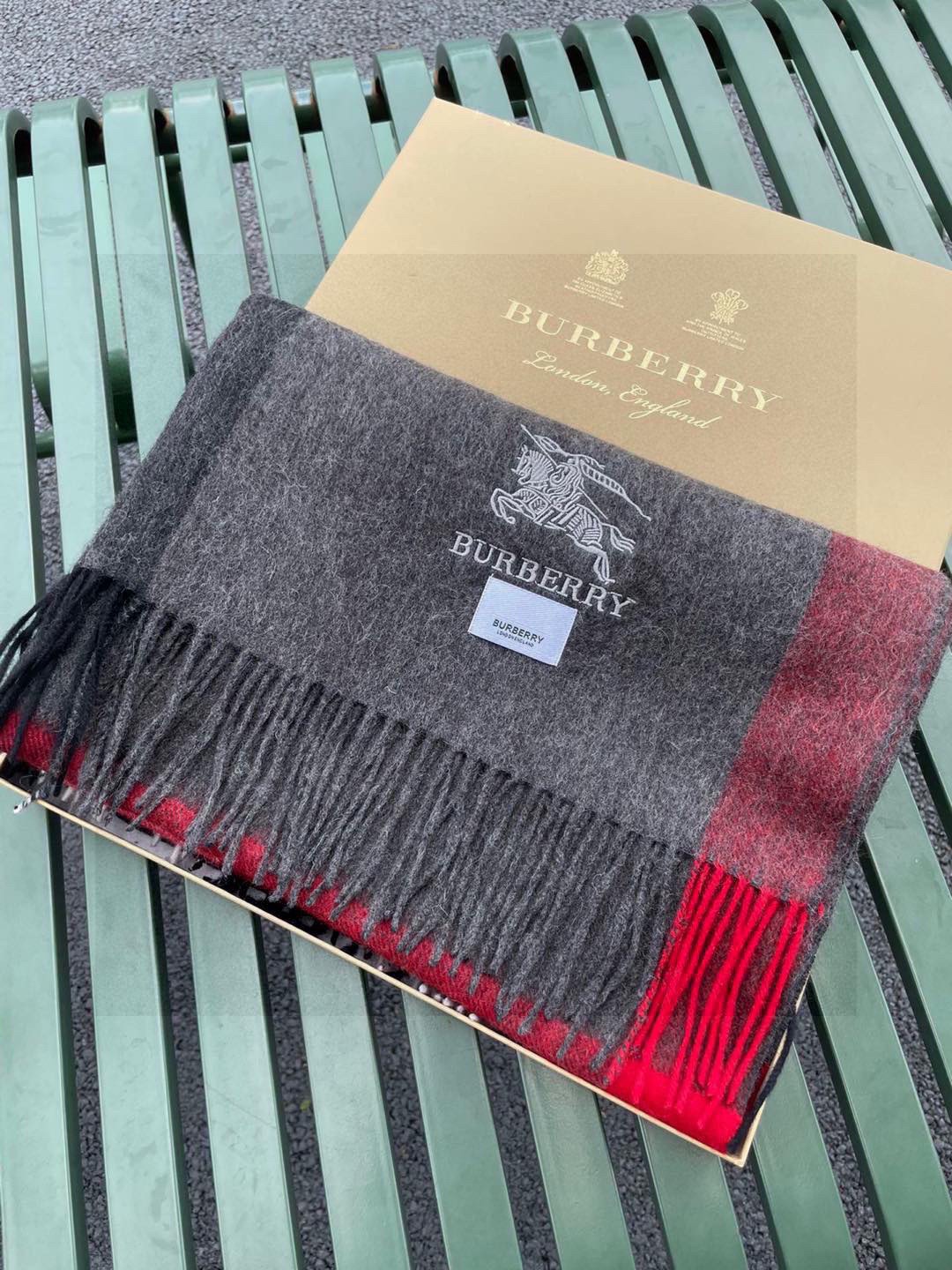 ☀️巴宝莉经典格子万年款，bbr战马刺绣🪡经典【大格披肩】品质手感好到不行‼️100%羊羔绒♨️高尖端产