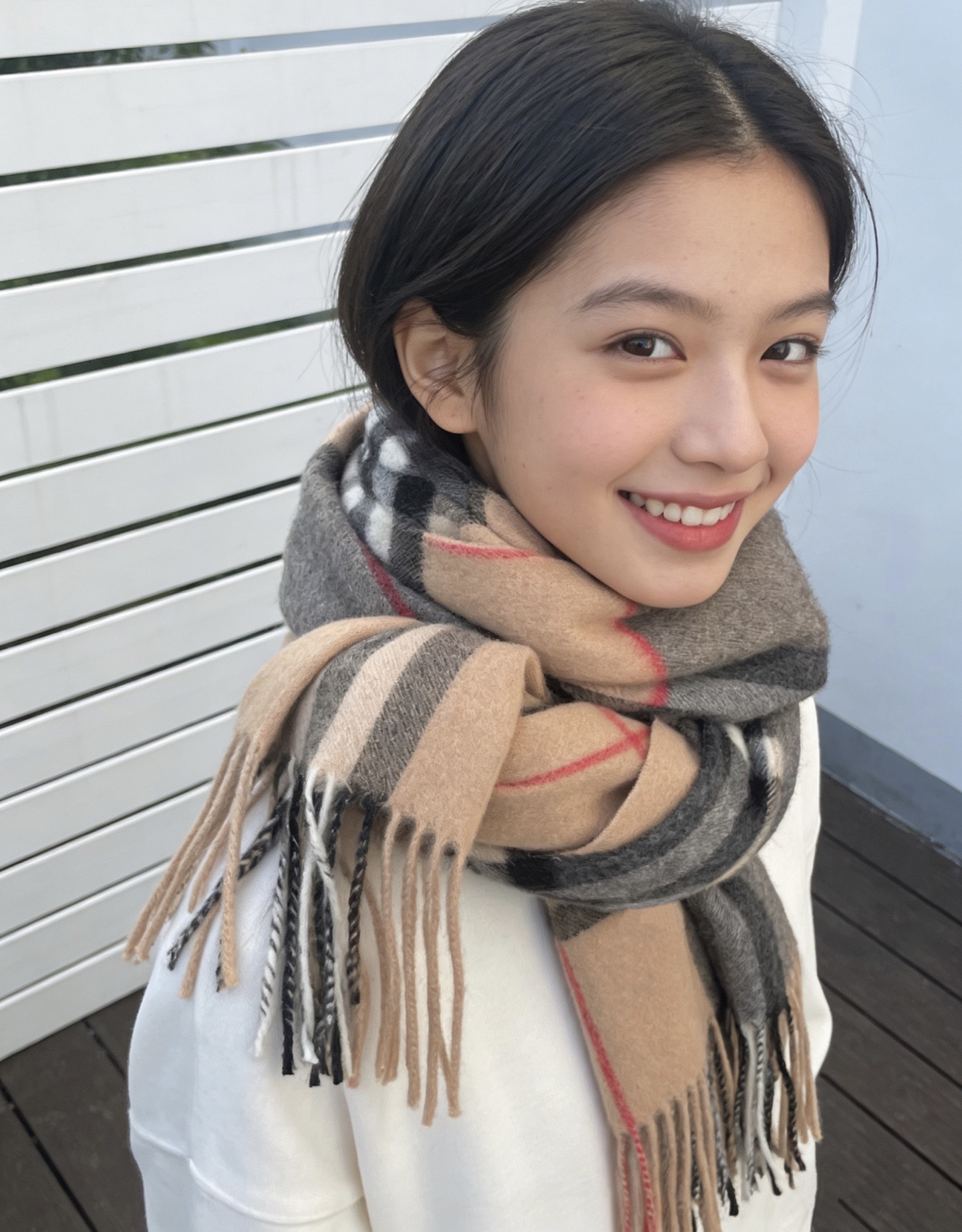 新款巴宝莉 𝐁𝐔𝐑𝐁𝐄𝐑𝐑𝐘格纹驼色拼接，B家羊绒拼色围巾奉上🈚️论男女都可用！错色搭配也是近年来的风潮