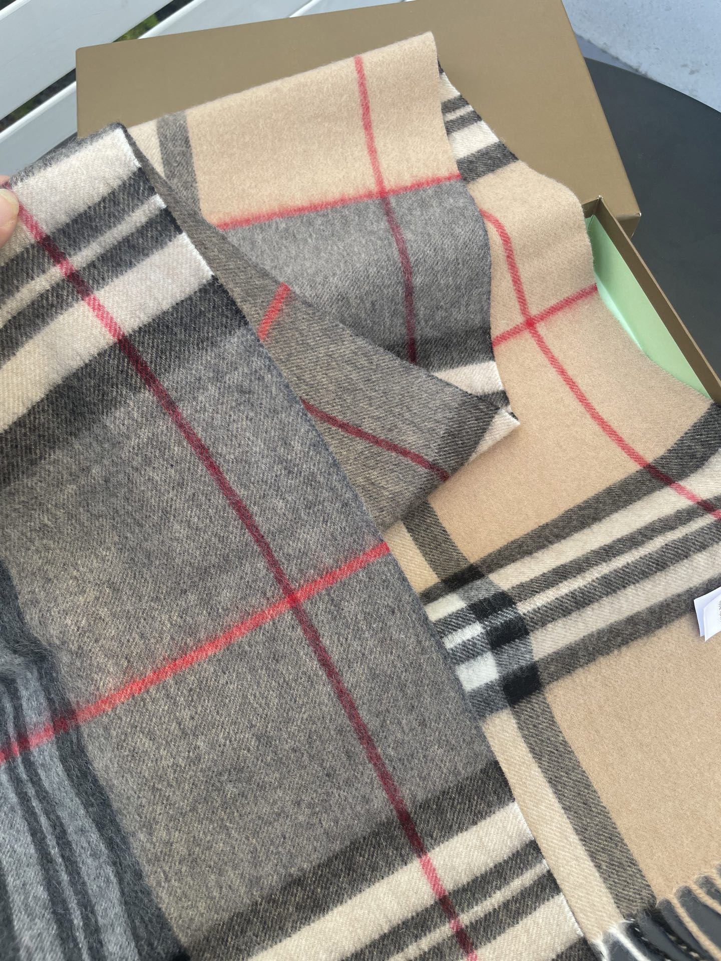 新款巴宝莉 𝐁𝐔𝐑𝐁𝐄𝐑𝐑𝐘格纹驼色拼接，B家羊绒拼色围巾奉上🈚️论男女都可用！错色搭配也是近年来的风潮