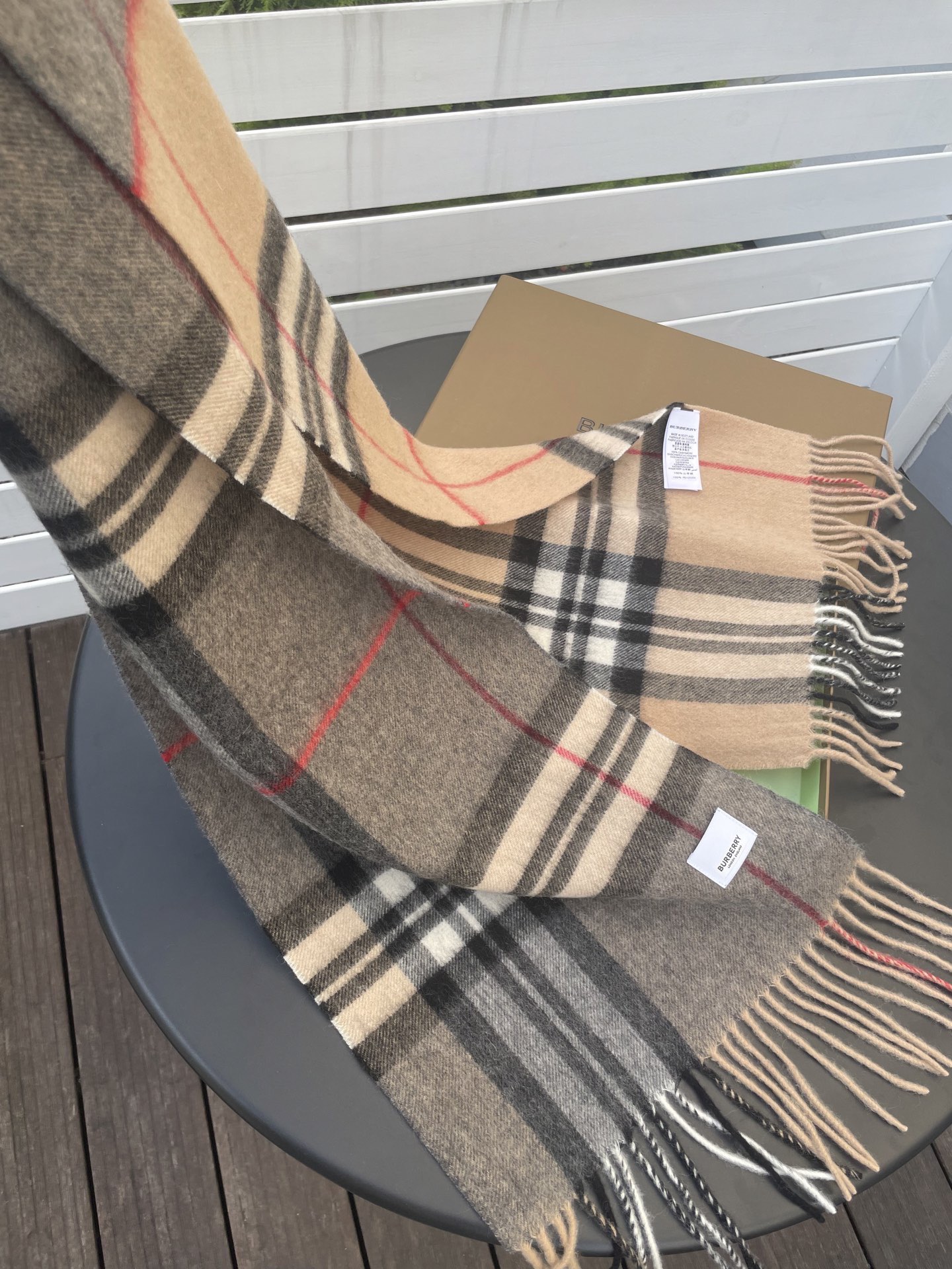 新款巴宝莉 𝐁𝐔𝐑𝐁𝐄𝐑𝐑𝐘格纹驼色拼接，B家羊绒拼色围巾奉上🈚️论男女都可用！错色搭配也是近年来的风潮