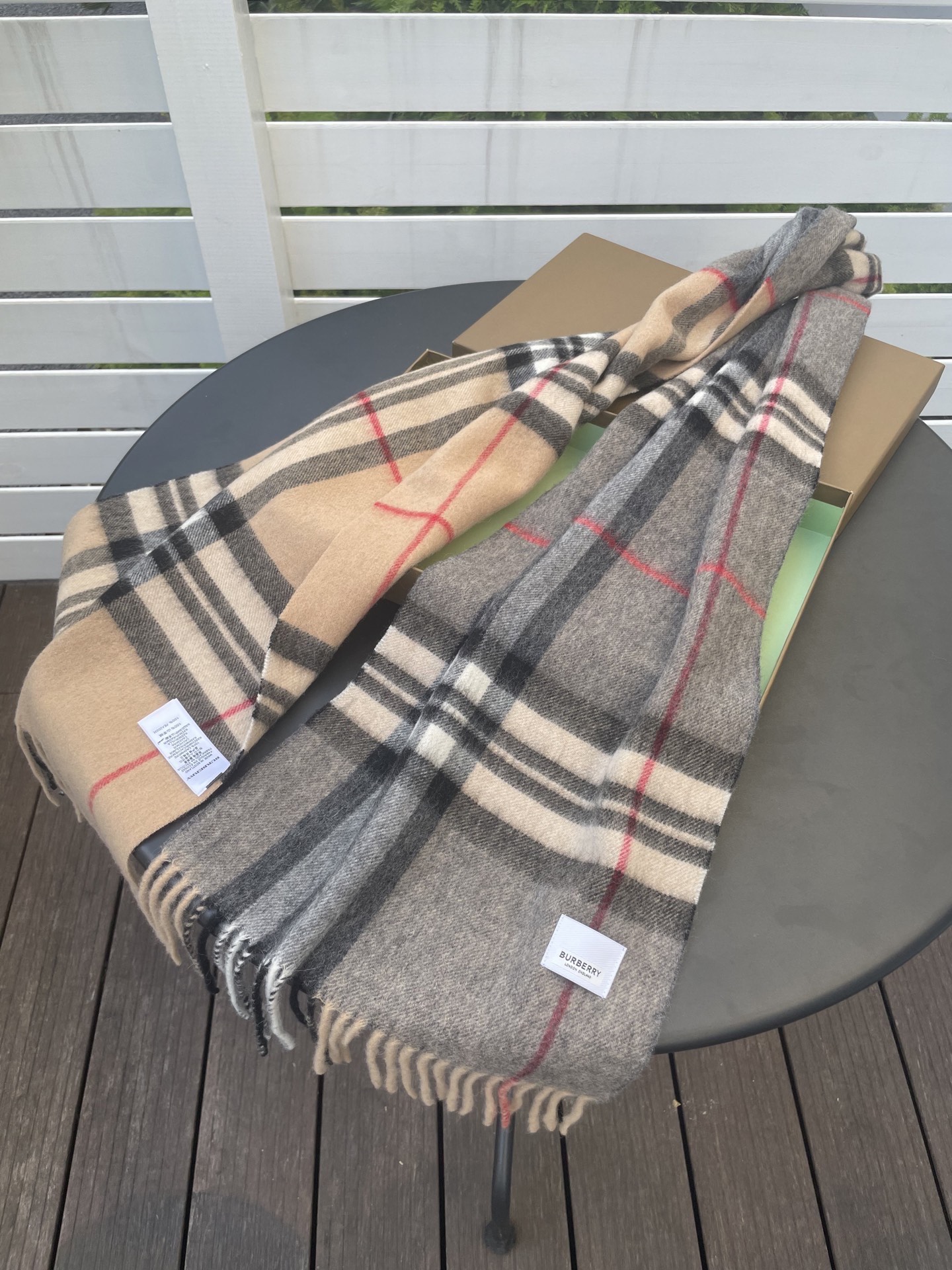 新款巴宝莉 𝐁𝐔𝐑𝐁𝐄𝐑𝐑𝐘格纹驼色拼接，B家羊绒拼色围巾奉上🈚️论男女都可用！错色搭配也是近年来的风潮