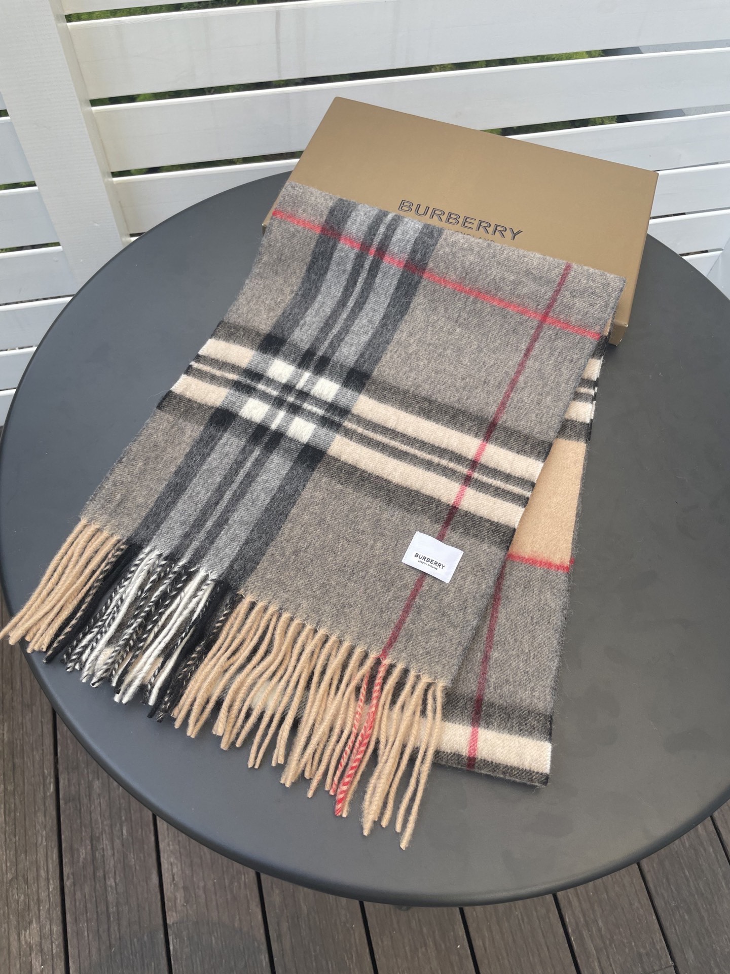 新款巴宝莉 𝐁𝐔𝐑𝐁𝐄𝐑𝐑𝐘格纹驼色拼接，B家羊绒拼色围巾奉上🈚️论男女都可用！错色搭配也是近年来的风潮