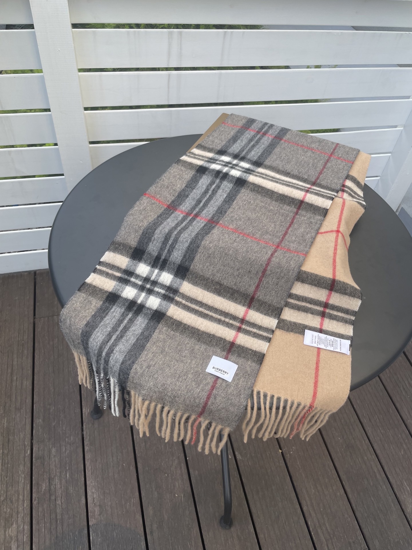 新款巴宝莉 𝐁𝐔𝐑𝐁𝐄𝐑𝐑𝐘格纹驼色拼接，B家羊绒拼色围巾奉上🈚️论男女都可用！错色搭配也是近年来的风潮