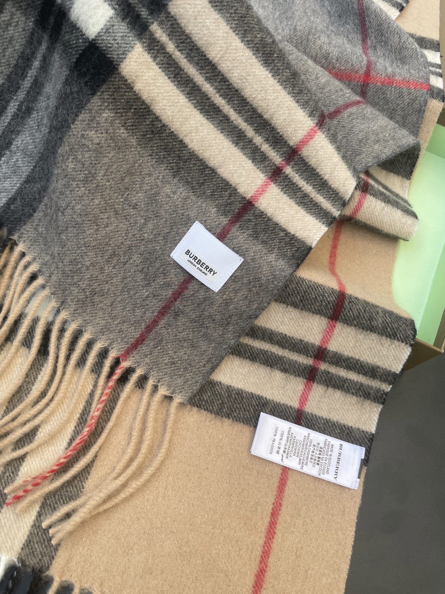 新款巴宝莉 𝐁𝐔𝐑𝐁𝐄𝐑𝐑𝐘格纹驼色拼接，B家羊绒拼色围巾奉上🈚️论男女都可用！错色搭配也是近年来的风潮