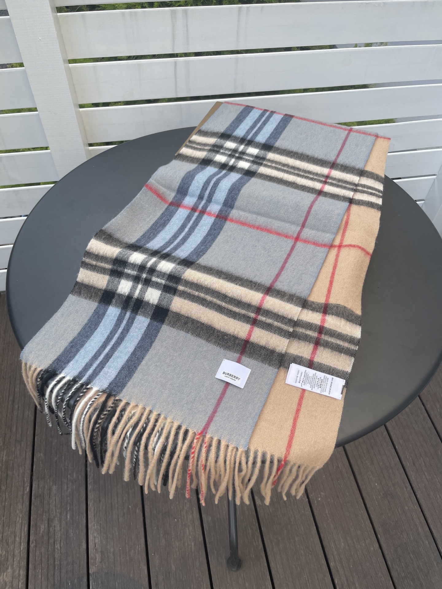 新款巴宝莉 𝐁𝐔𝐑𝐁𝐄𝐑𝐑𝐘格纹驼色拼接，B家羊绒拼色围巾奉上🈚️论男女都可用！错色搭配也是近年来的风潮