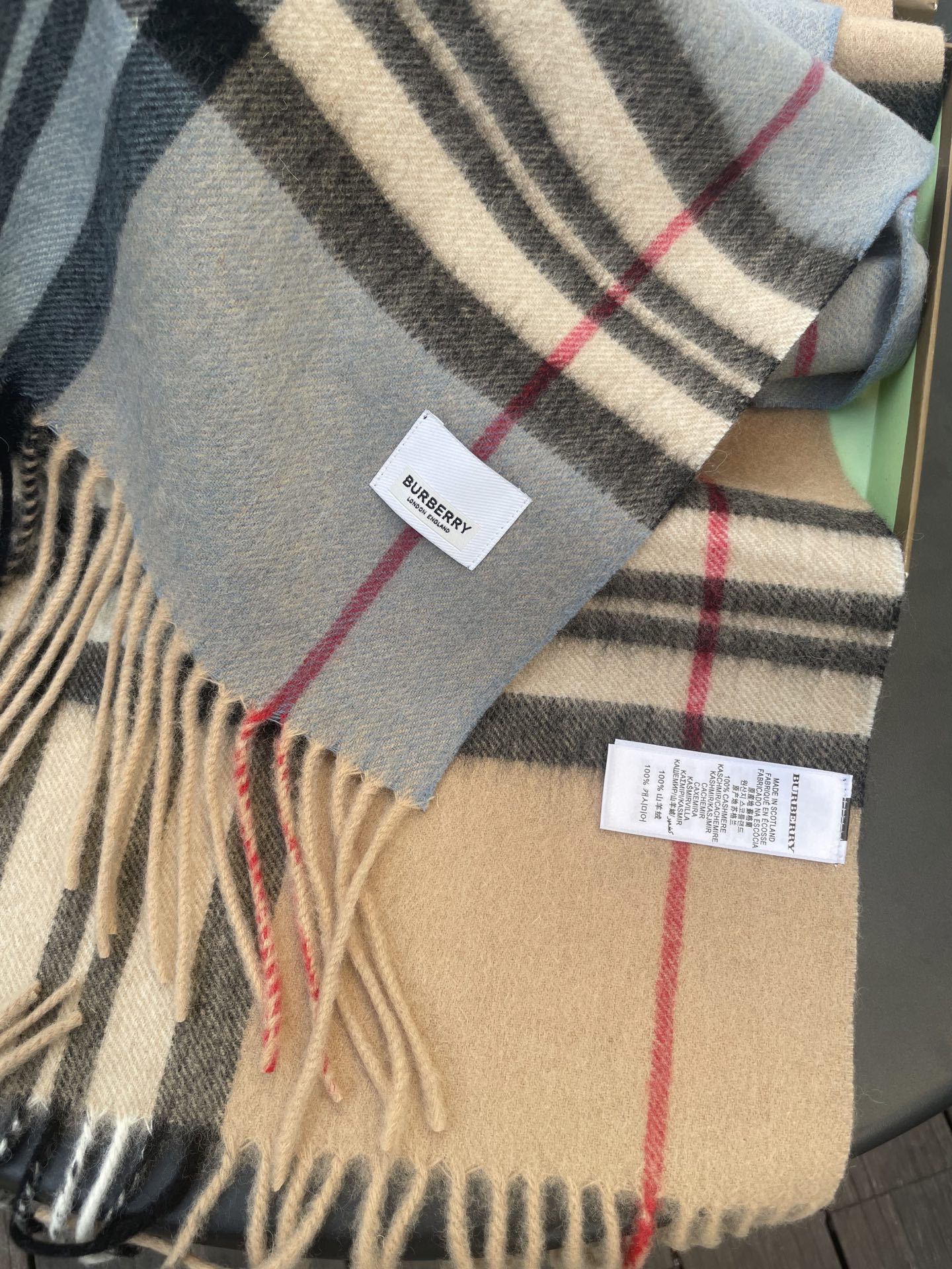 新款巴宝莉 𝐁𝐔𝐑𝐁𝐄𝐑𝐑𝐘格纹驼色拼接，B家羊绒拼色围巾奉上🈚️论男女都可用！错色搭配也是近年来的风潮