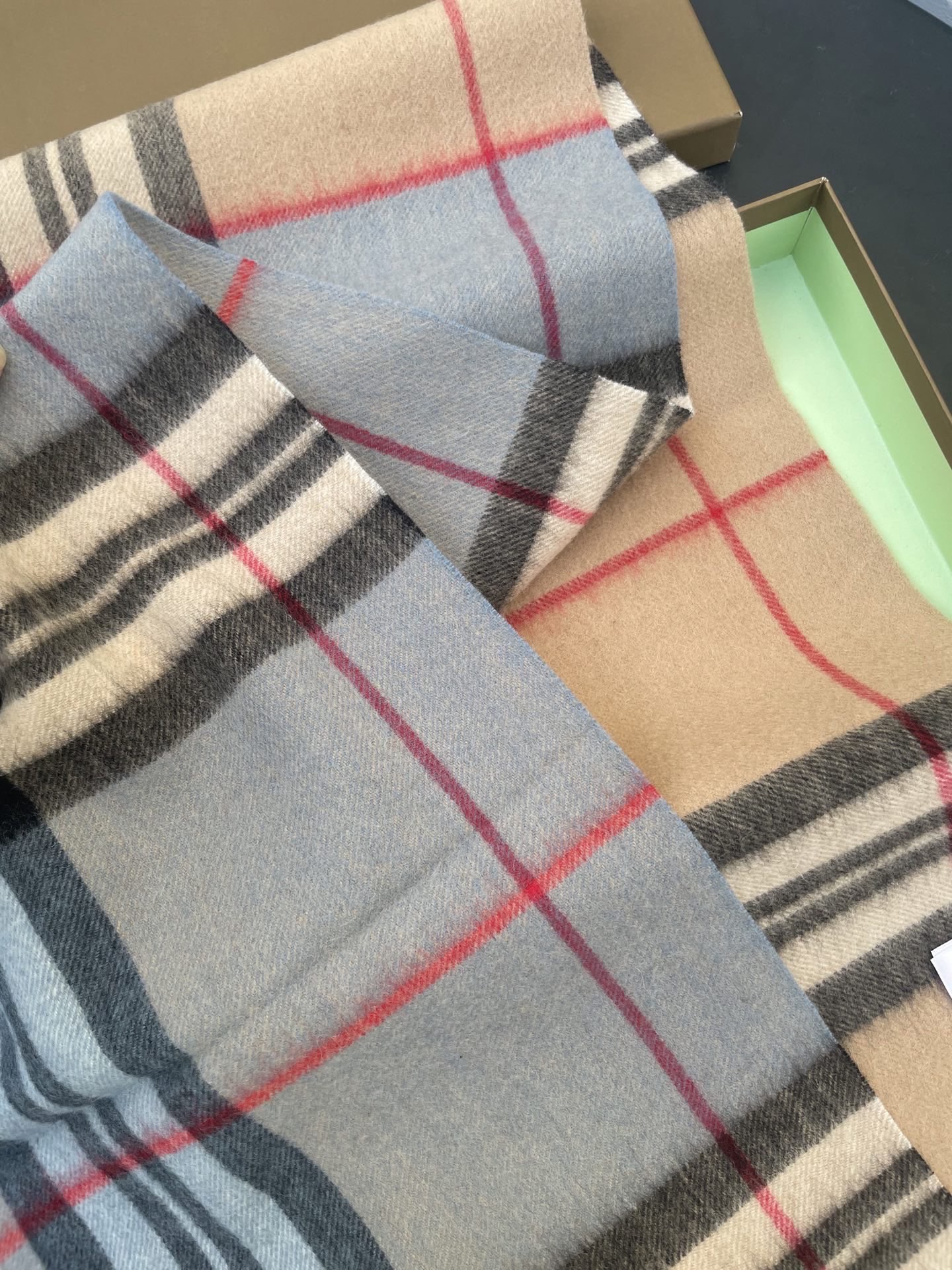 新款巴宝莉 𝐁𝐔𝐑𝐁𝐄𝐑𝐑𝐘格纹驼色拼接，B家羊绒拼色围巾奉上🈚️论男女都可用！错色搭配也是近年来的风潮