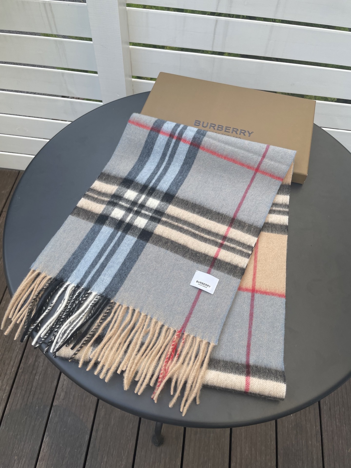 新款巴宝莉 𝐁𝐔𝐑𝐁𝐄𝐑𝐑𝐘格纹驼色拼接，B家羊绒拼色围巾奉上🈚️论男女都可用！错色搭配也是近年来的风潮