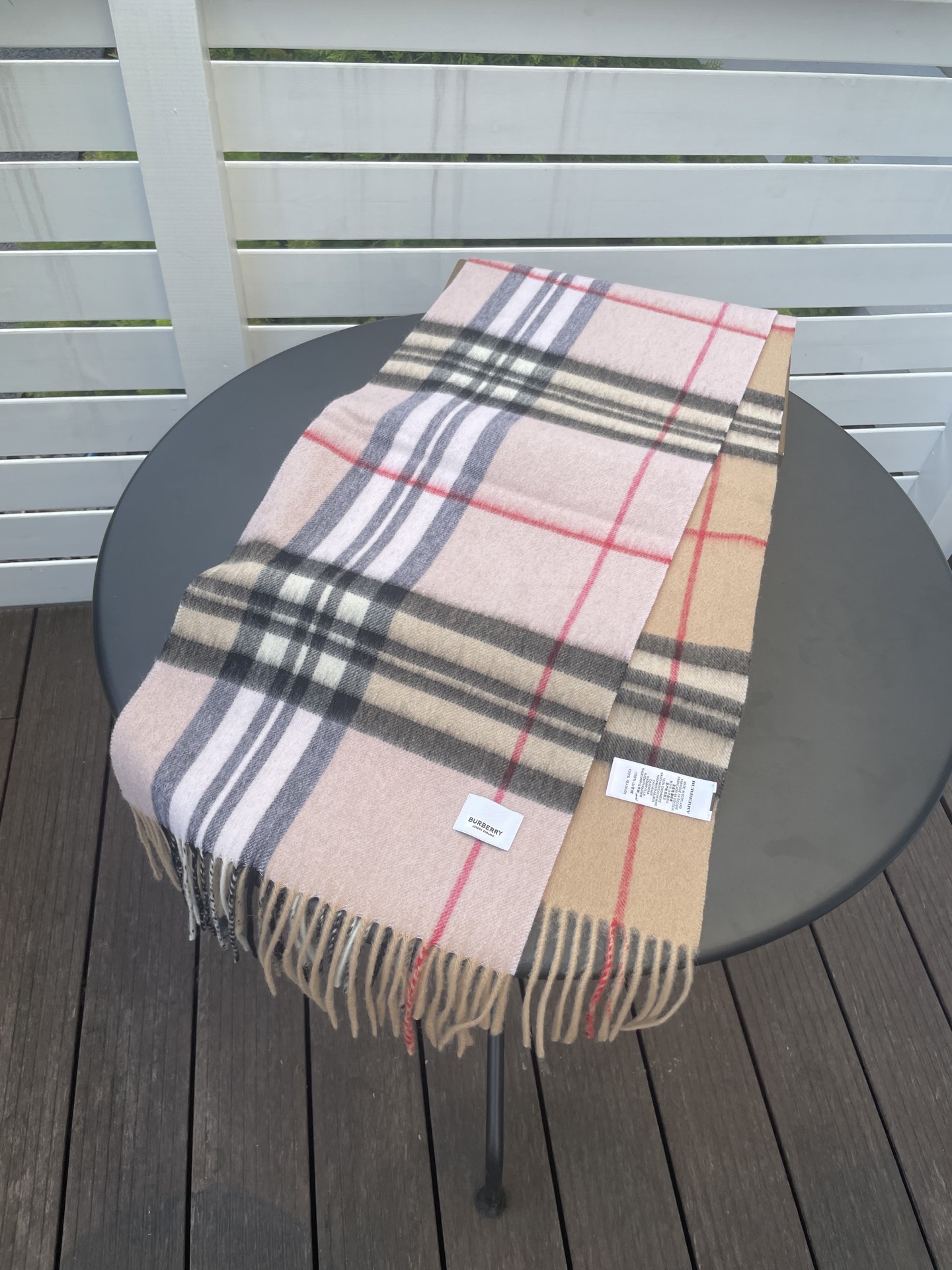 新款巴宝莉 𝐁𝐔𝐑𝐁𝐄𝐑𝐑𝐘格纹驼色拼接，B家羊绒拼色围巾奉上🈚️论男女都可用！错色搭配也是近年来的风潮