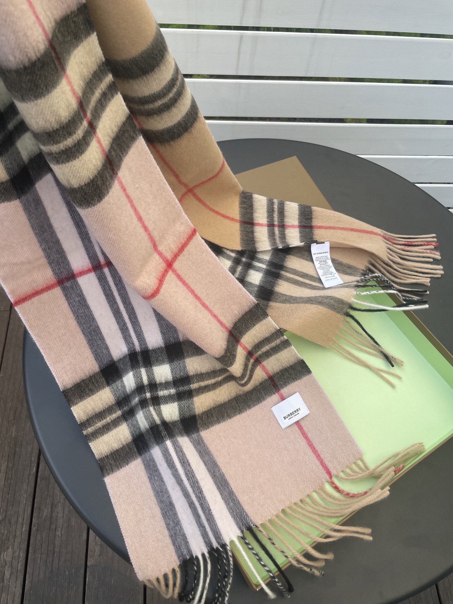 新款巴宝莉 𝐁𝐔𝐑𝐁𝐄𝐑𝐑𝐘格纹驼色拼接，B家羊绒拼色围巾奉上🈚️论男女都可用！错色搭配也是近年来的风潮