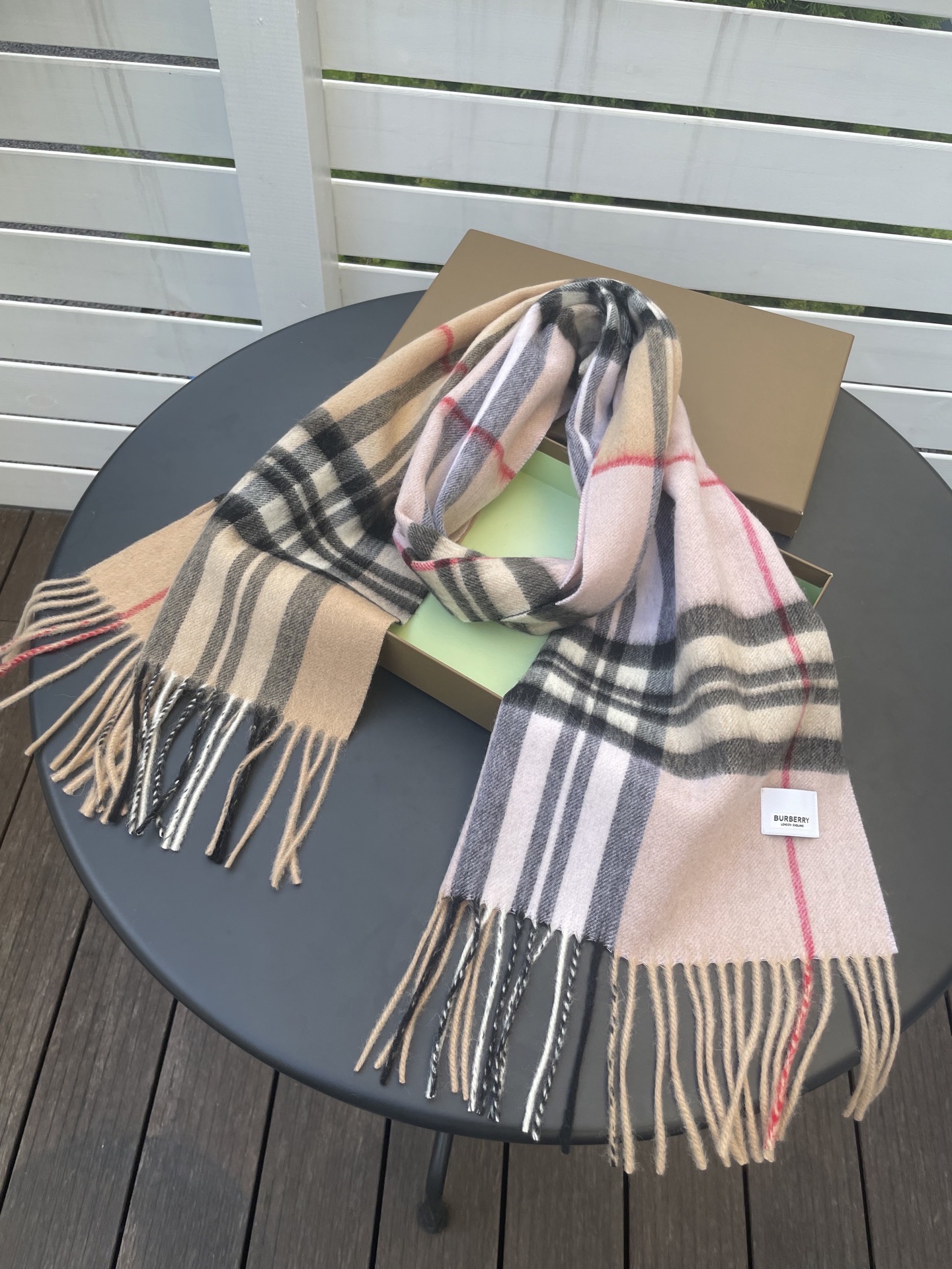 新款巴宝莉 𝐁𝐔𝐑𝐁𝐄𝐑𝐑𝐘格纹驼色拼接，B家羊绒拼色围巾奉上🈚️论男女都可用！错色搭配也是近年来的风潮