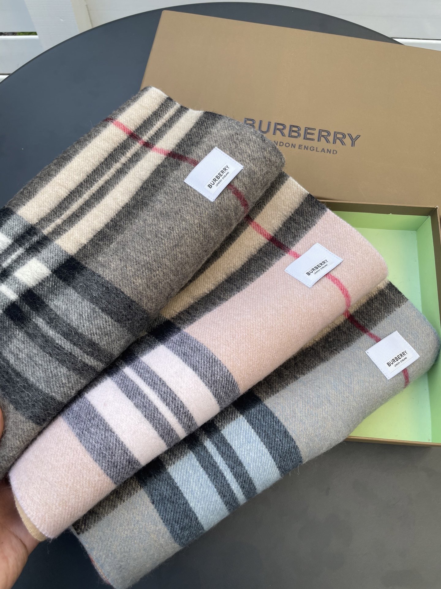 新款巴宝莉 𝐁𝐔𝐑𝐁𝐄𝐑𝐑𝐘格纹驼色拼接，B家羊绒拼色围巾奉上🈚️论男女都可用！错色搭配也是近年来的风潮