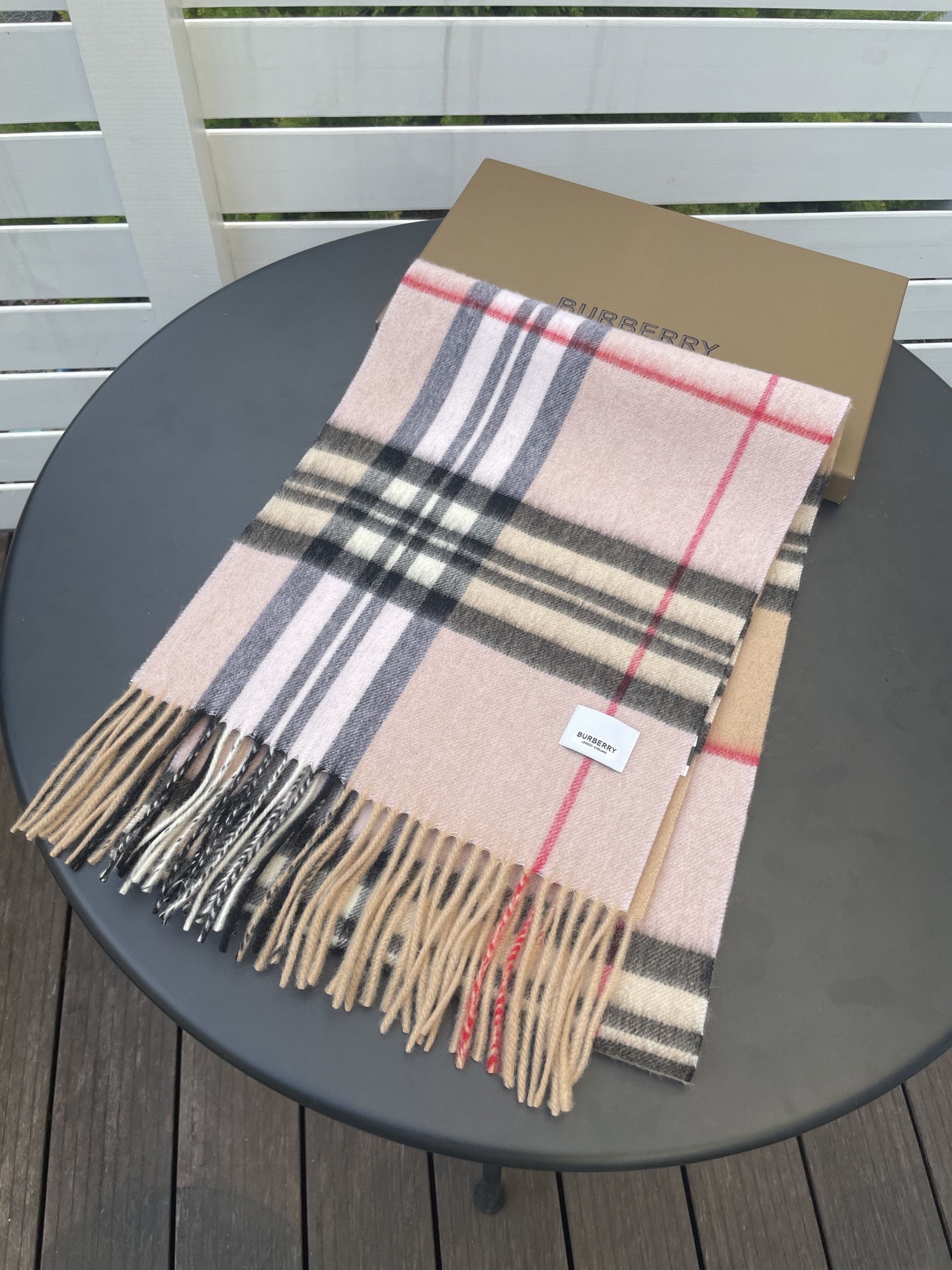 新款巴宝莉 𝐁𝐔𝐑𝐁𝐄𝐑𝐑𝐘格纹驼色拼接，B家羊绒拼色围巾奉上🈚️论男女都可用！错色搭配也是近年来的风潮