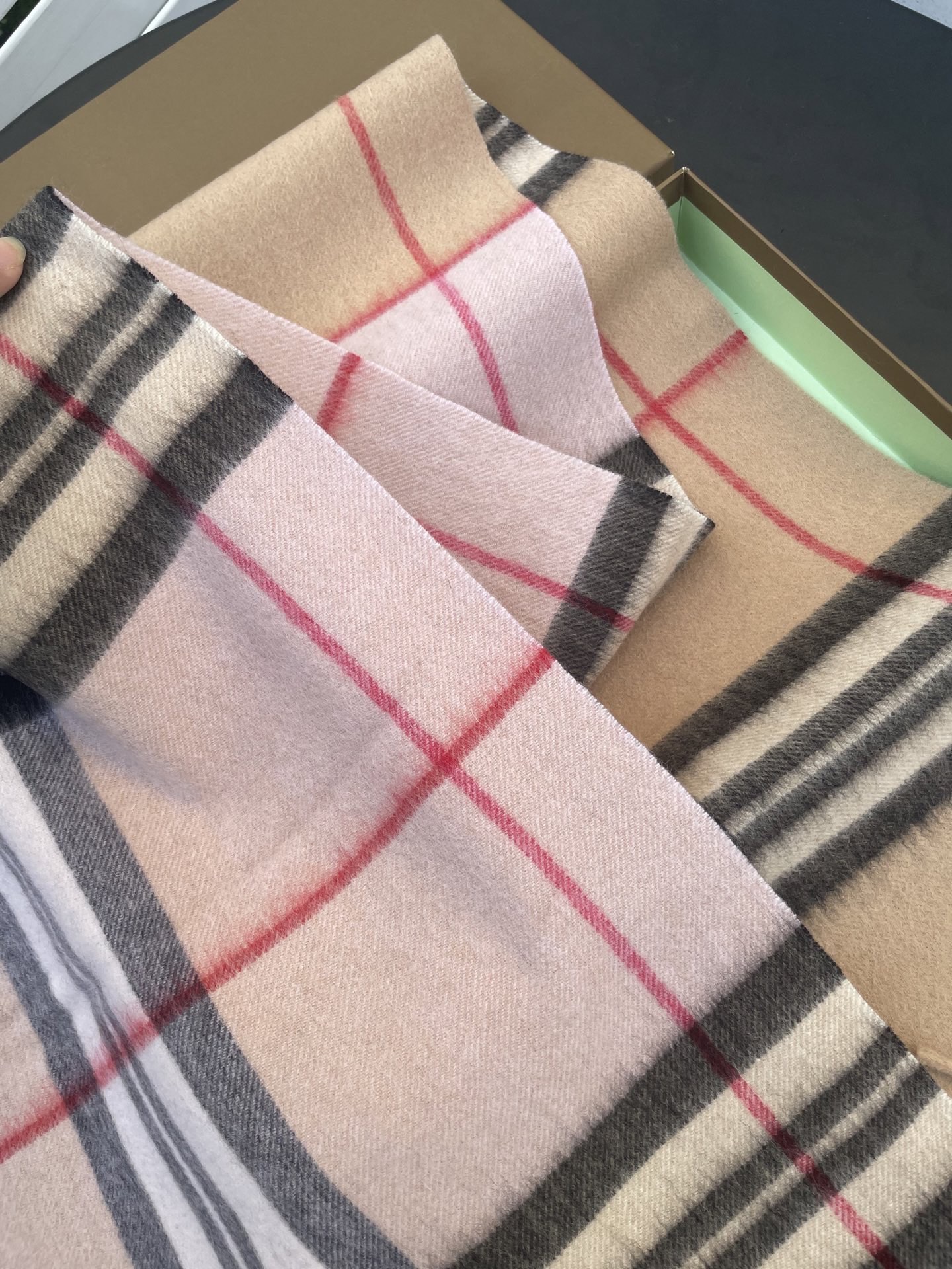 新款巴宝莉 𝐁𝐔𝐑𝐁𝐄𝐑𝐑𝐘格纹驼色拼接，B家羊绒拼色围巾奉上🈚️论男女都可用！错色搭配也是近年来的风潮