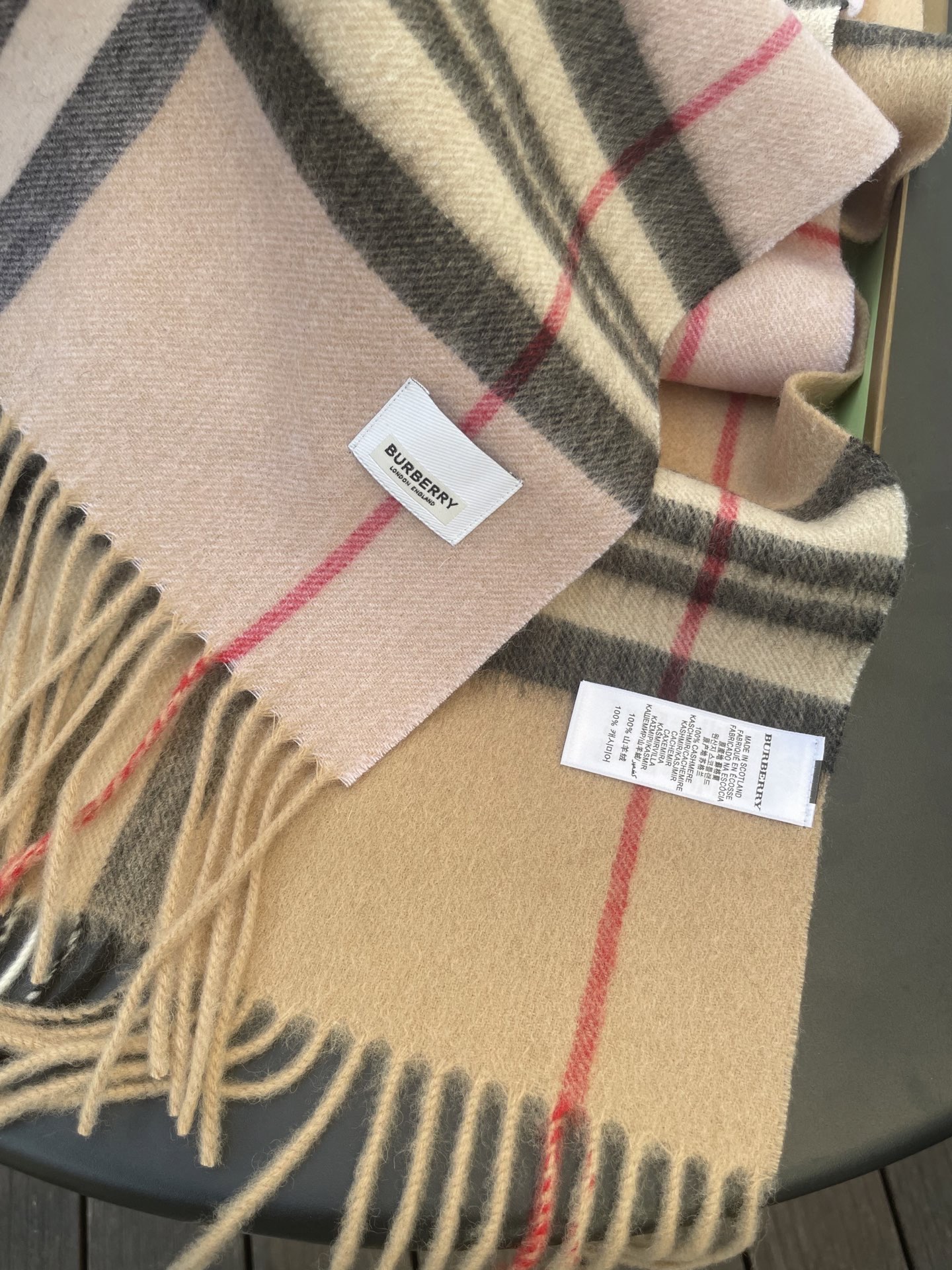 新款巴宝莉 𝐁𝐔𝐑𝐁𝐄𝐑𝐑𝐘格纹驼色拼接，B家羊绒拼色围巾奉上🈚️论男女都可用！错色搭配也是近年来的风潮
